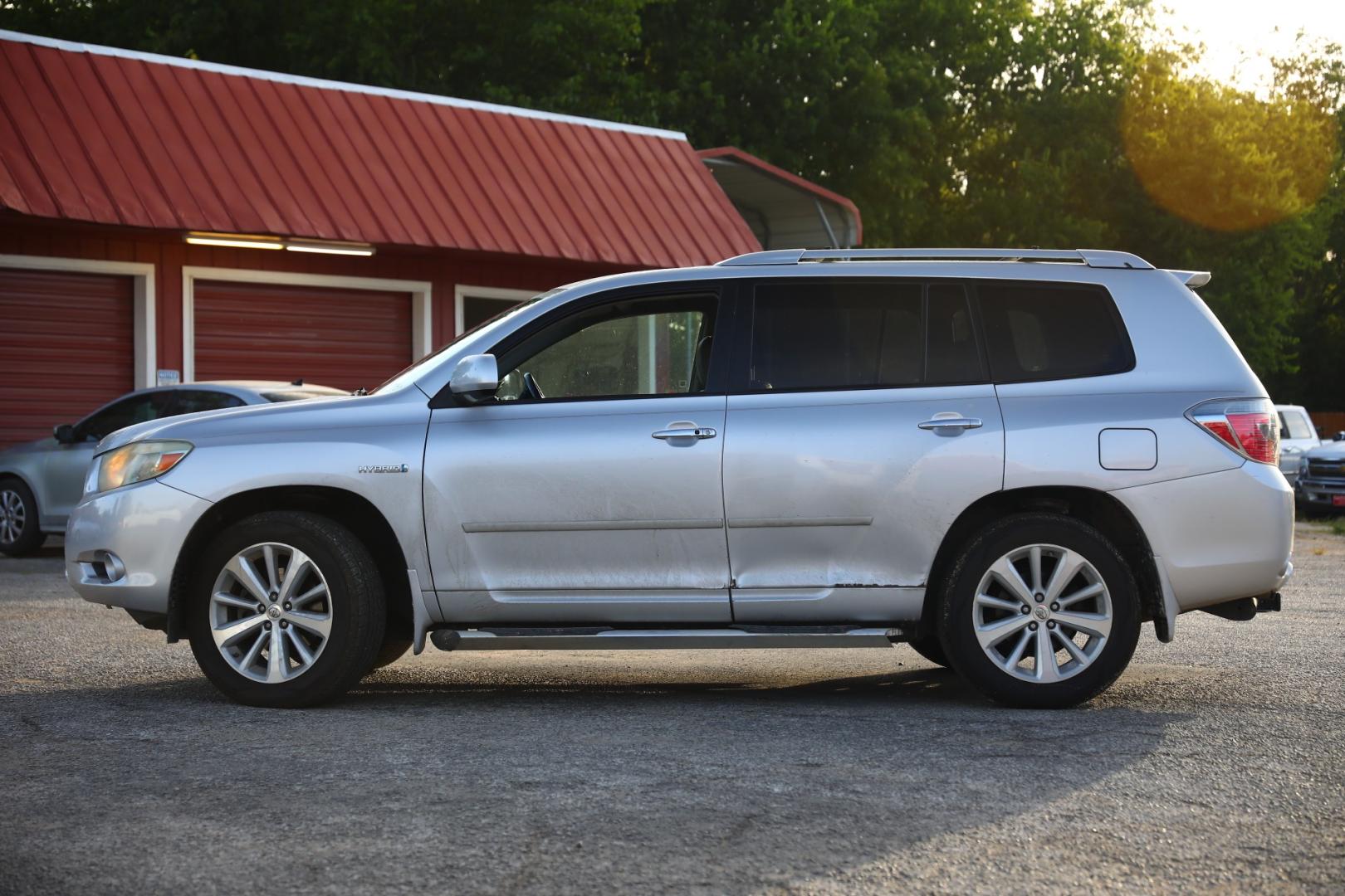 2008 SILVER TOYOTA HIGHLANDER HYBRID Limited 4WD (JTEEW44A582) with an 3.3L V6 DOHC 24V HYBRID engine, CVT transmission, located at 420 E. Kingsbury St., Seguin, TX, 78155, (830) 401-0495, 29.581060, -97.961647 - Photo#2