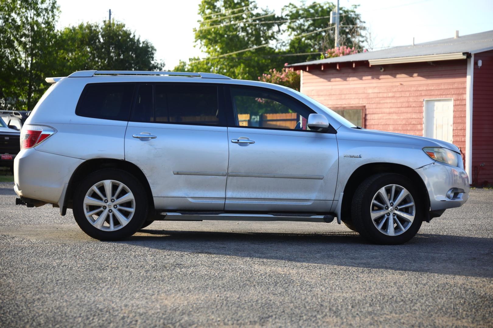 2008 SILVER TOYOTA HIGHLANDER HYBRID Limited 4WD (JTEEW44A582) with an 3.3L V6 DOHC 24V HYBRID engine, CVT transmission, located at 420 E. Kingsbury St., Seguin, TX, 78155, (830) 401-0495, 29.581060, -97.961647 - Photo#7