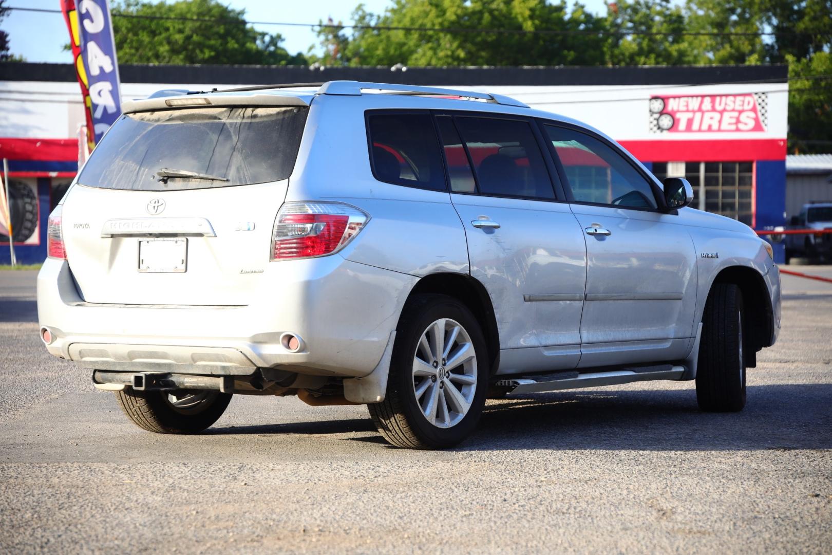 2008 SILVER TOYOTA HIGHLANDER HYBRID Limited 4WD (JTEEW44A582) with an 3.3L V6 DOHC 24V HYBRID engine, CVT transmission, located at 420 E. Kingsbury St., Seguin, TX, 78155, (830) 401-0495, 29.581060, -97.961647 - Photo#8