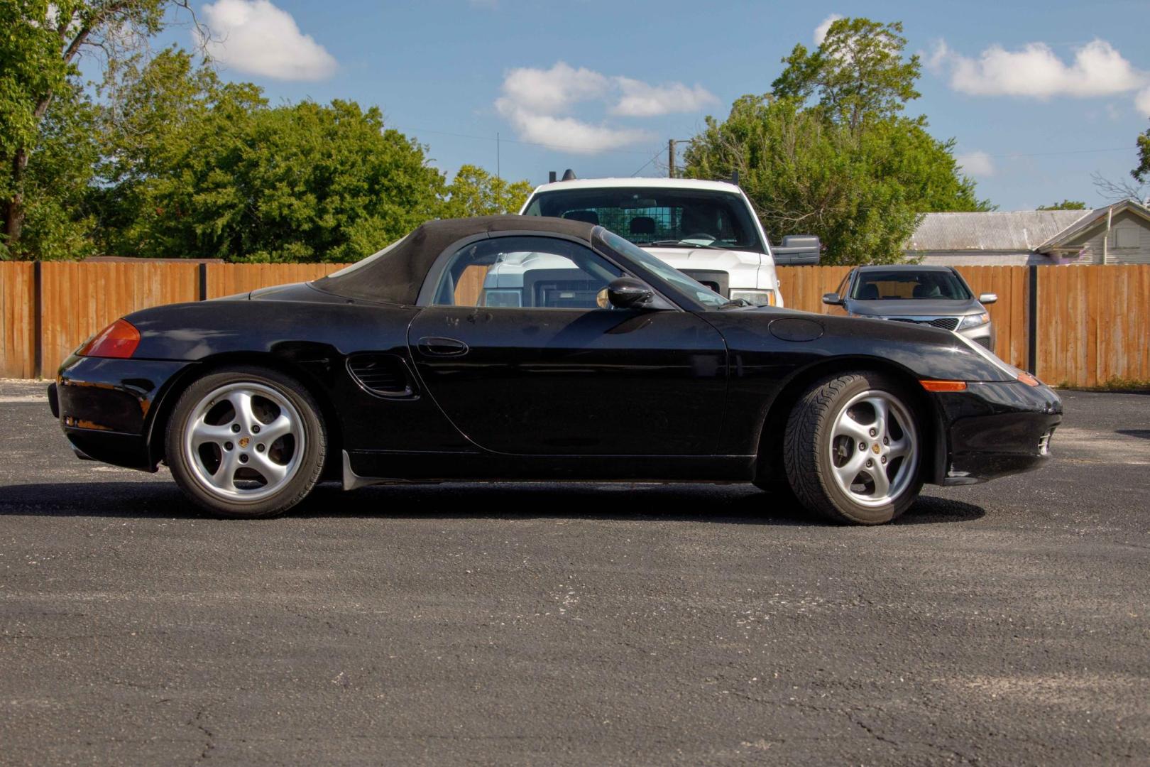 2000 BLACK PORSCHE BOXSTER Base (WP0CA2982YU) with an 2.7L H6 DOHC 24V engine, 5-SPEED AUTOMATIC OR 5-SPEED MANUAL transmission, located at 420 E. Kingsbury St., Seguin, TX, 78155, (830) 401-0495, 29.581060, -97.961647 - Photo#3