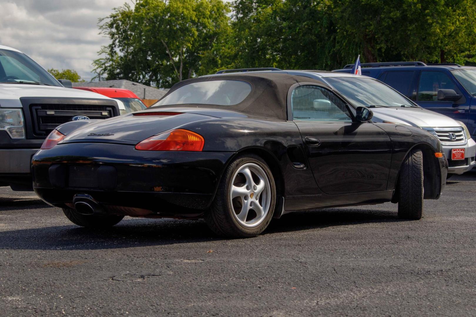 2000 BLACK PORSCHE BOXSTER Base (WP0CA2982YU) with an 2.7L H6 DOHC 24V engine, 5-SPEED AUTOMATIC OR 5-SPEED MANUAL transmission, located at 420 E. Kingsbury St., Seguin, TX, 78155, (830) 401-0495, 29.581060, -97.961647 - Photo#4