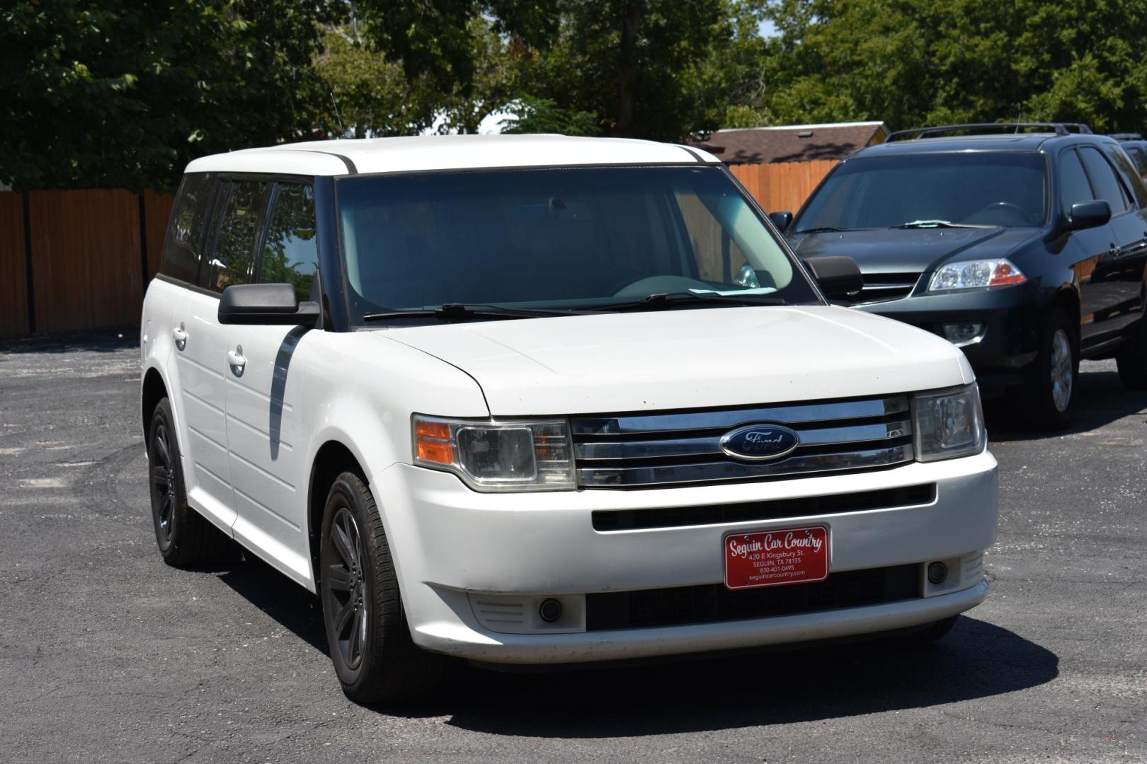 2009 WHITE FORD FLEX SE FWD (2FMDK51C69B) with an 3.5L V6 DOHC 24V engine, 6-SPEED AUTOMATIC transmission, located at 420 E. Kingsbury St., Seguin, TX, 78155, (830) 401-0495, 29.581060, -97.961647 - Photo#0