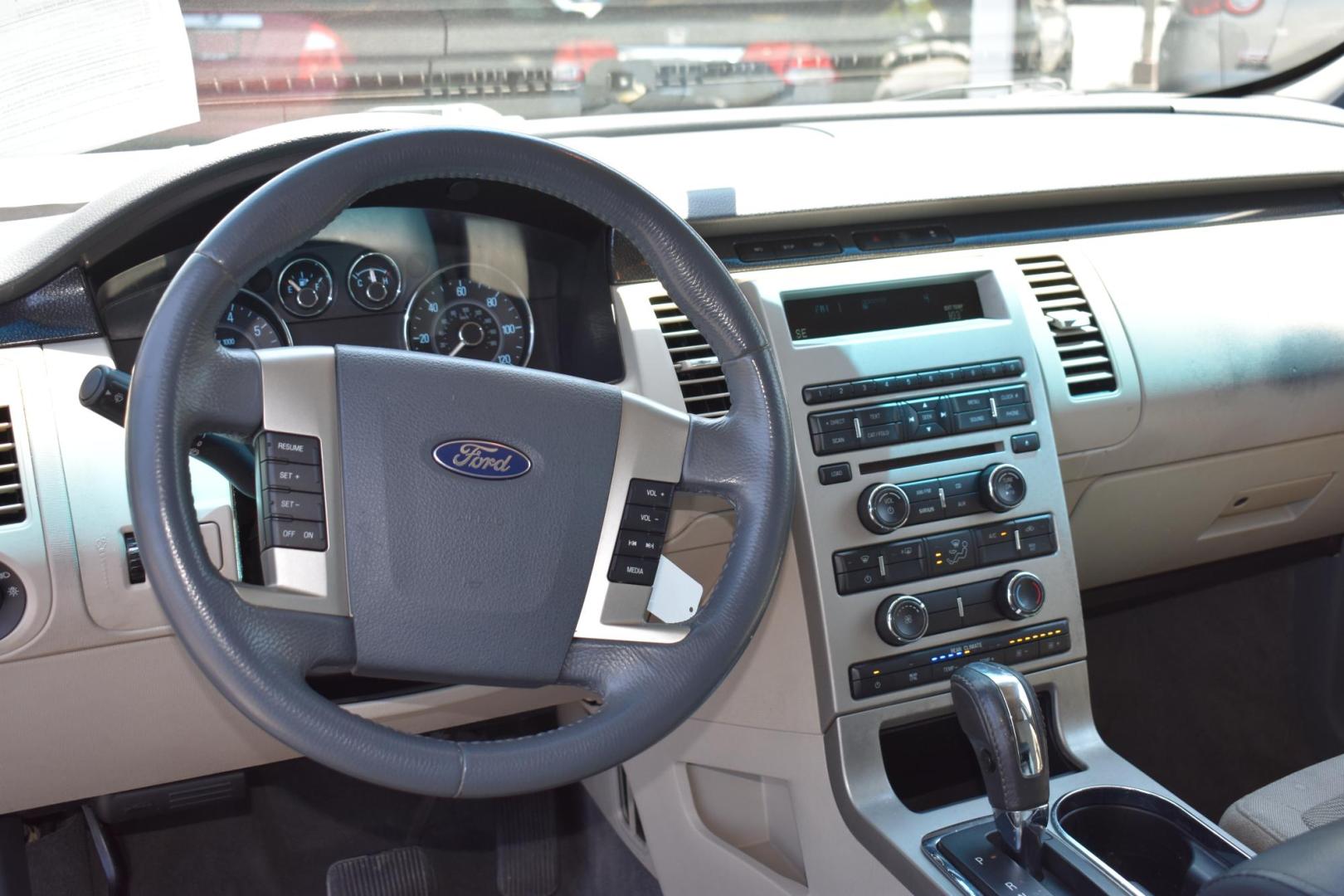 2009 WHITE FORD FLEX SE FWD (2FMDK51C69B) with an 3.5L V6 DOHC 24V engine, 6-SPEED AUTOMATIC transmission, located at 420 E. Kingsbury St., Seguin, TX, 78155, (830) 401-0495, 29.581060, -97.961647 - Photo#3