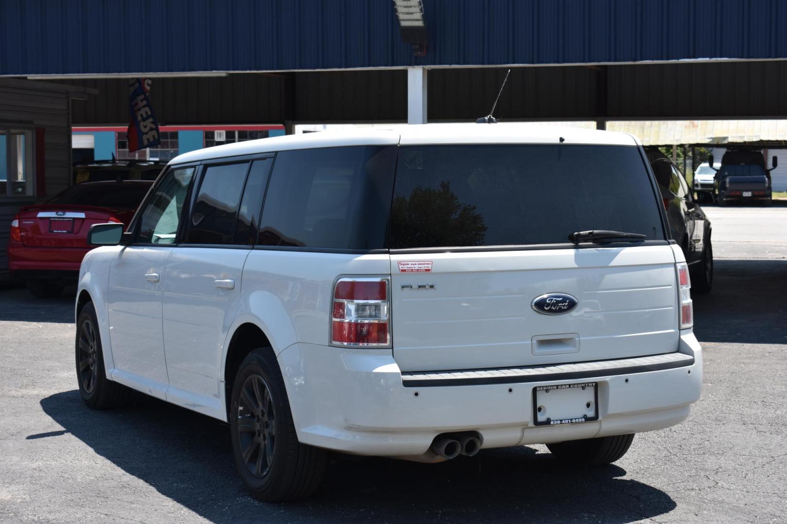 2009 WHITE FORD FLEX SE FWD (2FMDK51C69B) with an 3.5L V6 DOHC 24V engine, 6-SPEED AUTOMATIC transmission, located at 420 E. Kingsbury St., Seguin, TX, 78155, (830) 401-0495, 29.581060, -97.961647 - Photo#1