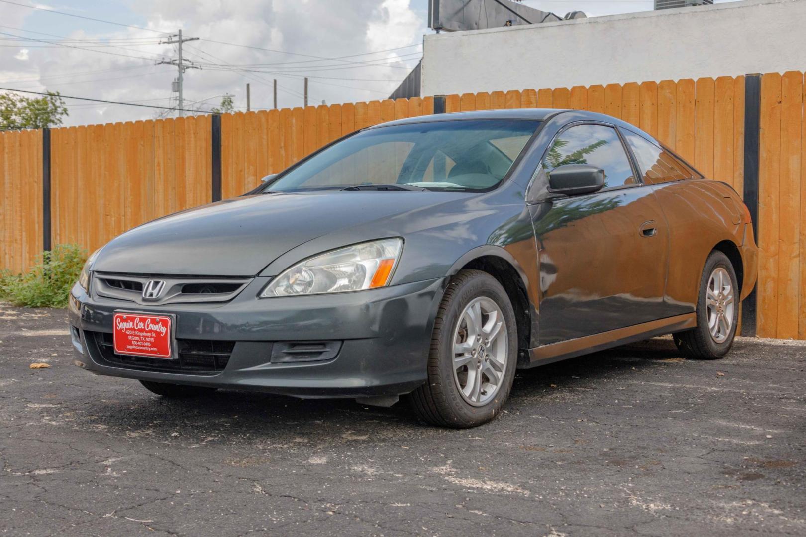 2006 GRAY HONDA ACCORD LX Coupe AT (1HGCM72306A) with an 2.4L L4 DOHC 16V engine, 5-SPEED AUTOMATIC transmission, located at 420 E. Kingsbury St., Seguin, TX, 78155, (830) 401-0495, 29.581060, -97.961647 - Photo#2