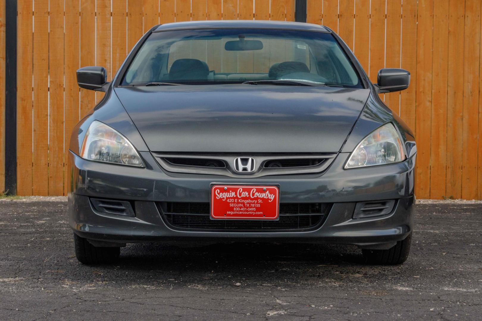 2006 GRAY HONDA ACCORD LX Coupe AT (1HGCM72306A) with an 2.4L L4 DOHC 16V engine, 5-SPEED AUTOMATIC transmission, located at 420 E. Kingsbury St., Seguin, TX, 78155, (830) 401-0495, 29.581060, -97.961647 - Photo#1