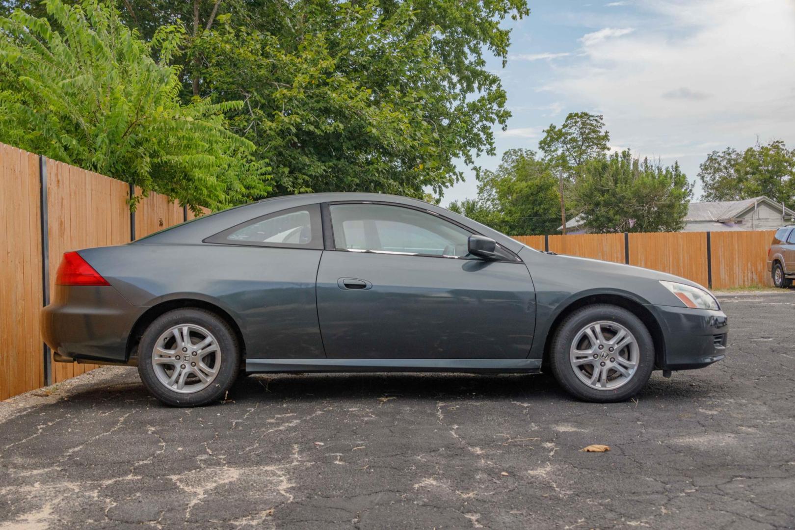 2006 GRAY HONDA ACCORD LX Coupe AT (1HGCM72306A) with an 2.4L L4 DOHC 16V engine, 5-SPEED AUTOMATIC transmission, located at 420 E. Kingsbury St., Seguin, TX, 78155, (830) 401-0495, 29.581060, -97.961647 - Photo#3