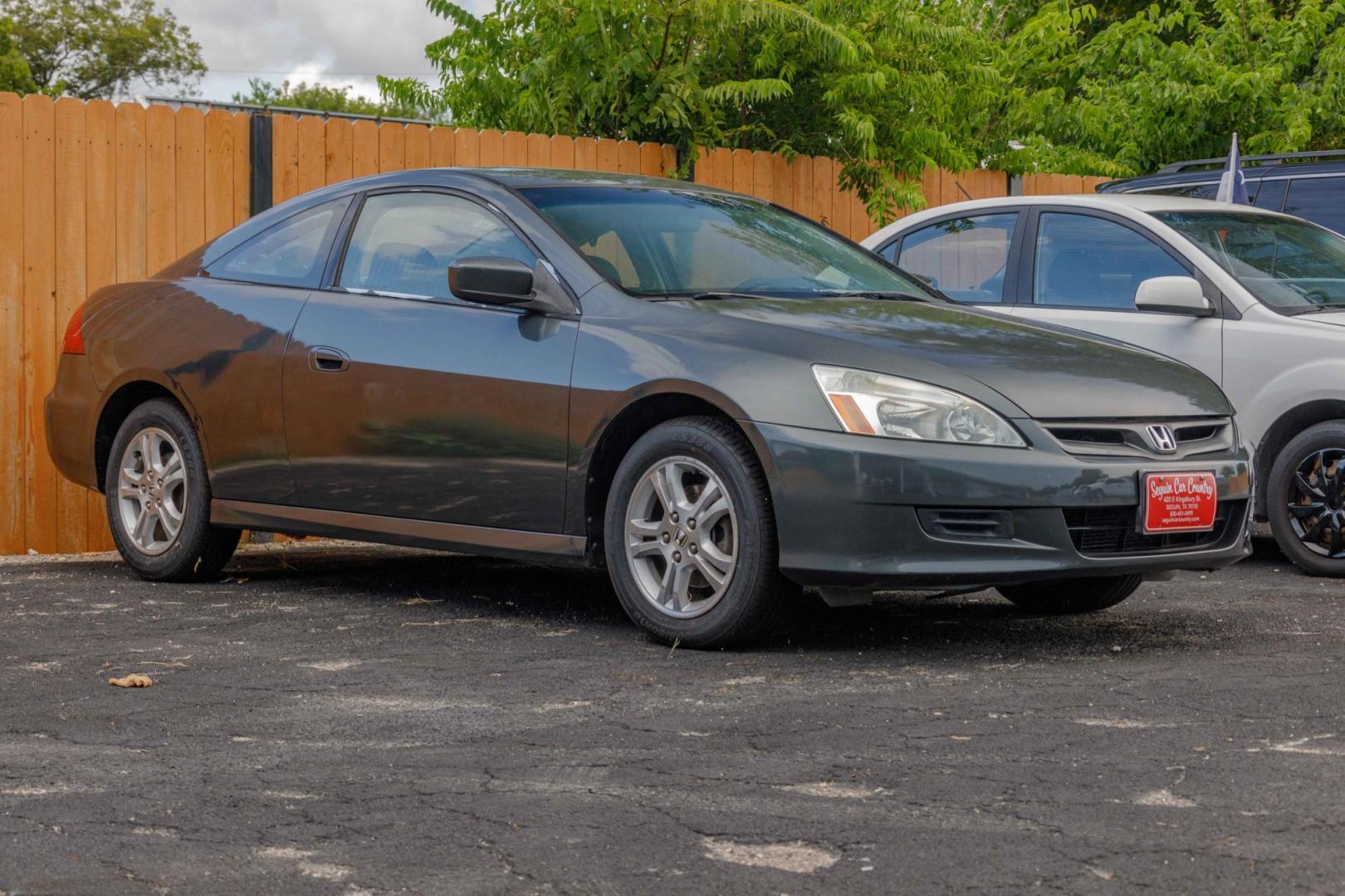 2006 GRAY HONDA ACCORD LX Coupe AT (1HGCM72306A) with an 2.4L L4 DOHC 16V engine, 5-SPEED AUTOMATIC transmission, located at 420 E. Kingsbury St., Seguin, TX, 78155, (830) 401-0495, 29.581060, -97.961647 - Photo#0