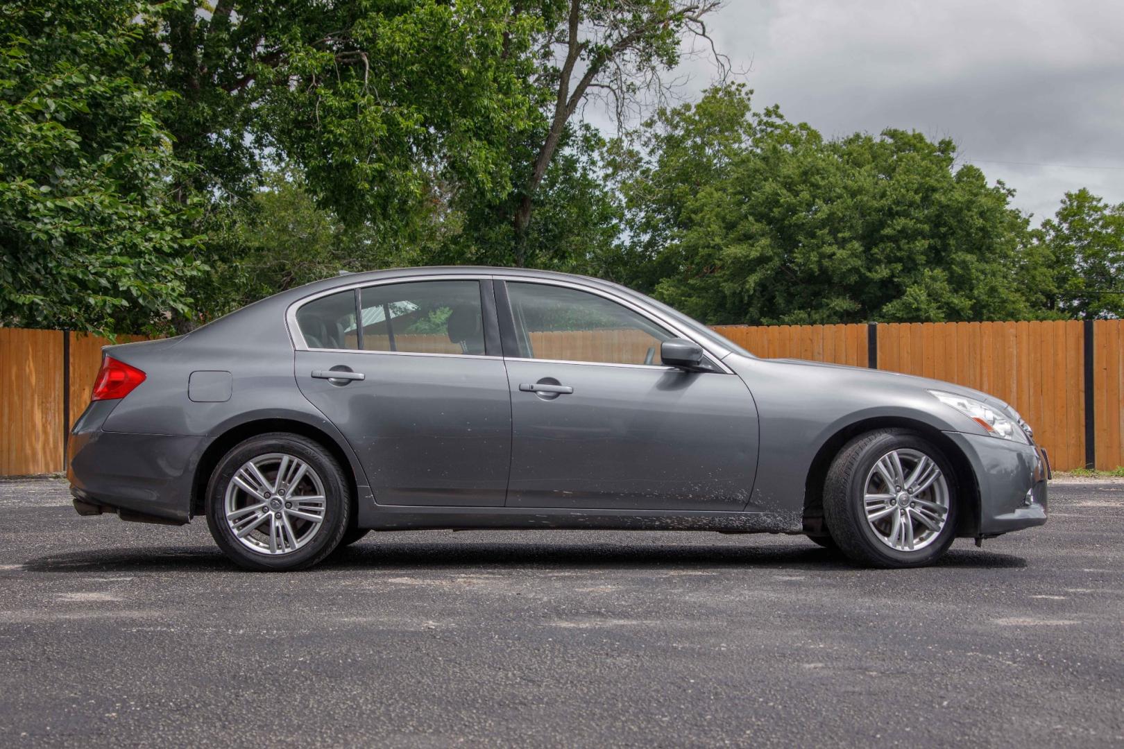 2013 GRAY INFINITI G SEDAN 37x AWD (JN1CV6AR8DM) with an 3.7L V6 DOHC 24V engine, 5-SPEED AUTOMATIC transmission, located at 420 E. Kingsbury St., Seguin, TX, 78155, (830) 401-0495, 29.581060, -97.961647 - Photo#3