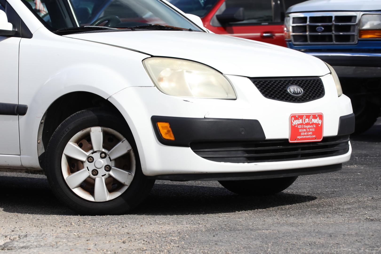 2006 WHITE KIA RIO Base (KNADE123866) with an 1.6L L4 DOHC 16V engine, 5-SPEED MANUAL transmission, located at 420 E. Kingsbury St., Seguin, TX, 78155, (830) 401-0495, 29.581060, -97.961647 - Photo#1