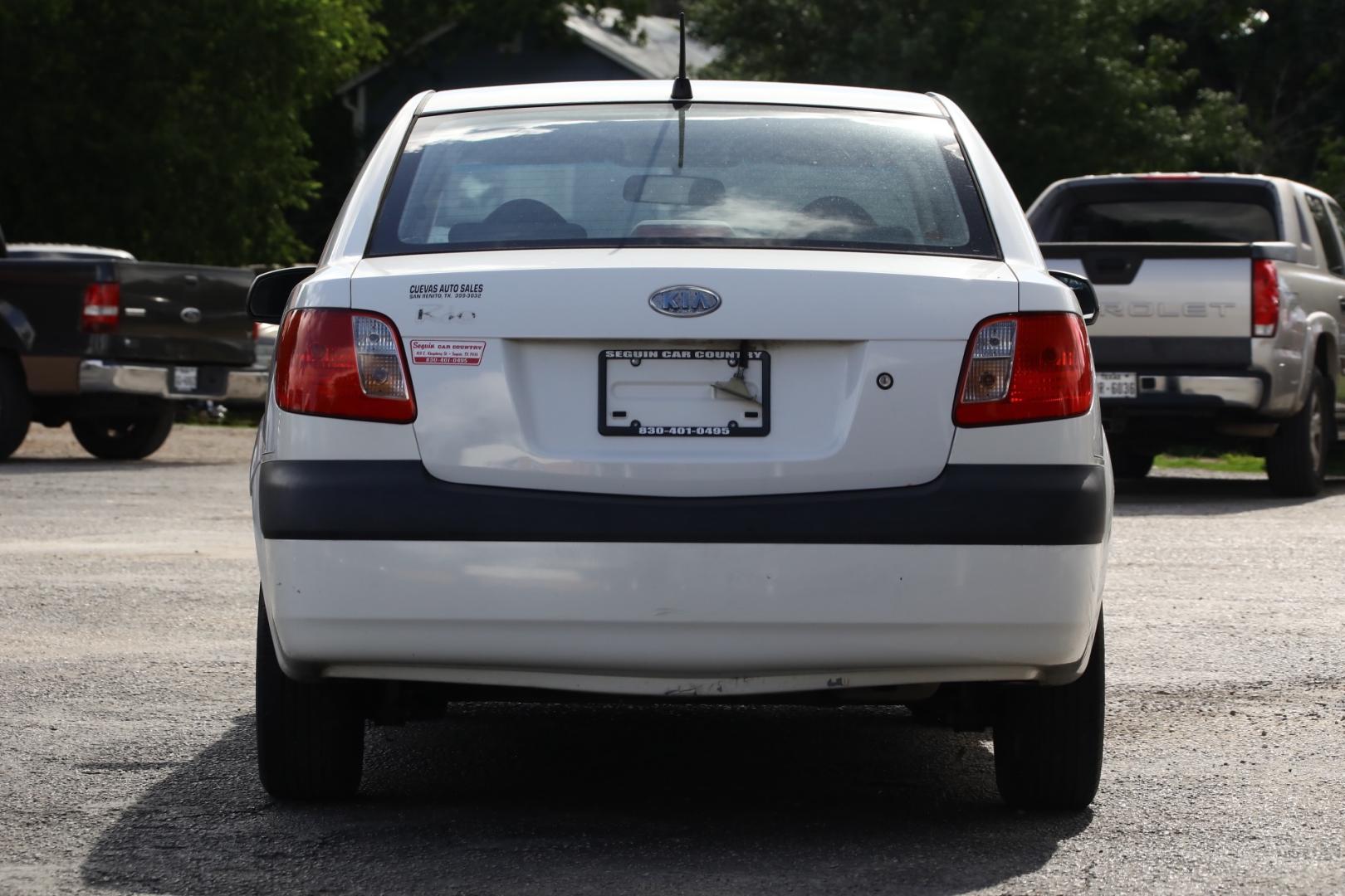 2006 WHITE KIA RIO Base (KNADE123866) with an 1.6L L4 DOHC 16V engine, 5-SPEED MANUAL transmission, located at 420 E. Kingsbury St., Seguin, TX, 78155, (830) 401-0495, 29.581060, -97.961647 - Photo#5