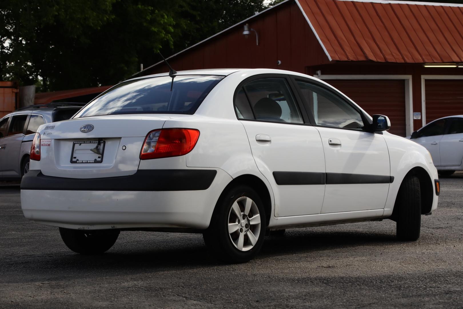 2006 WHITE KIA RIO Base (KNADE123866) with an 1.6L L4 DOHC 16V engine, 5-SPEED MANUAL transmission, located at 420 E. Kingsbury St., Seguin, TX, 78155, (830) 401-0495, 29.581060, -97.961647 - Photo#4