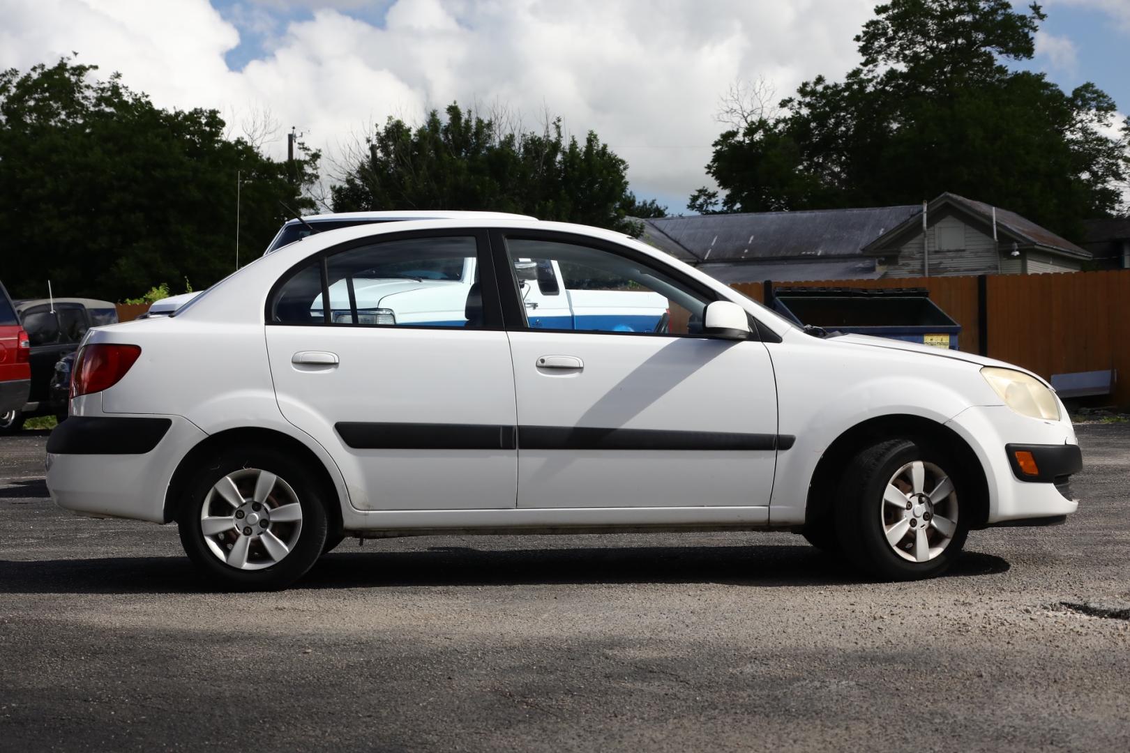 2006 WHITE KIA RIO Base (KNADE123866) with an 1.6L L4 DOHC 16V engine, 5-SPEED MANUAL transmission, located at 420 E. Kingsbury St., Seguin, TX, 78155, (830) 401-0495, 29.581060, -97.961647 - Photo#3