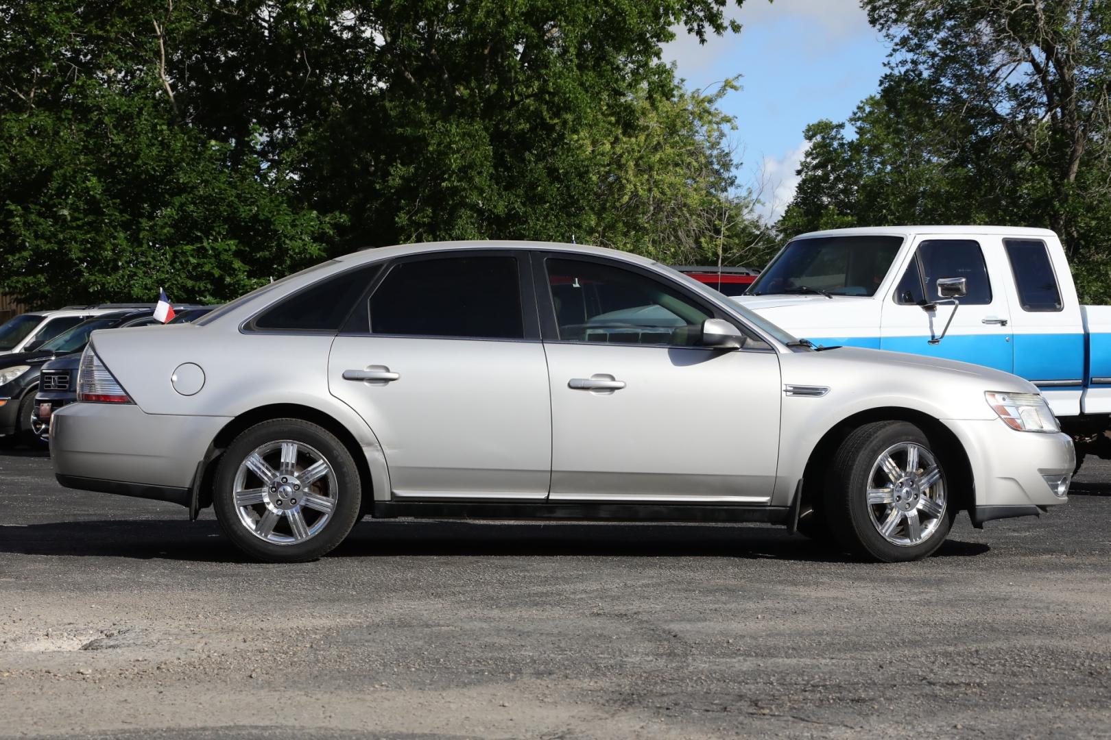 2008 SILVER FORD TAURUS SEL (1FAHP24W38G) with an 3.5L V6 DOHC 24V engine, 6-SPEED AUTOMATIC transmission, located at 420 E. Kingsbury St., Seguin, TX, 78155, (830) 401-0495, 29.581060, -97.961647 - Photo#3