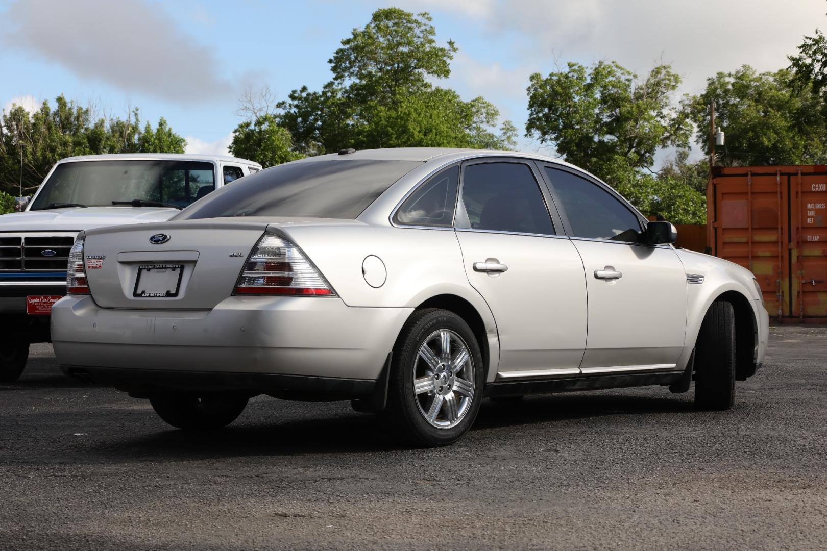 2008 SILVER FORD TAURUS SEL (1FAHP24W38G) with an 3.5L V6 DOHC 24V engine, 6-SPEED AUTOMATIC transmission, located at 420 E. Kingsbury St., Seguin, TX, 78155, (830) 401-0495, 29.581060, -97.961647 - Photo#4