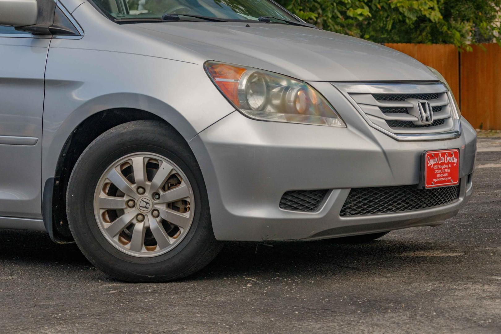 2010 SILVER HONDA ODYSSEY EX-L w/ DVD and Navigation (5FNRL3H70AB) with an 3.5L V6 SOHC 24V engine, 5-SPEED AUTOMATIC transmission, located at 420 E. Kingsbury St., Seguin, TX, 78155, (830) 401-0495, 29.581060, -97.961647 - Photo#2