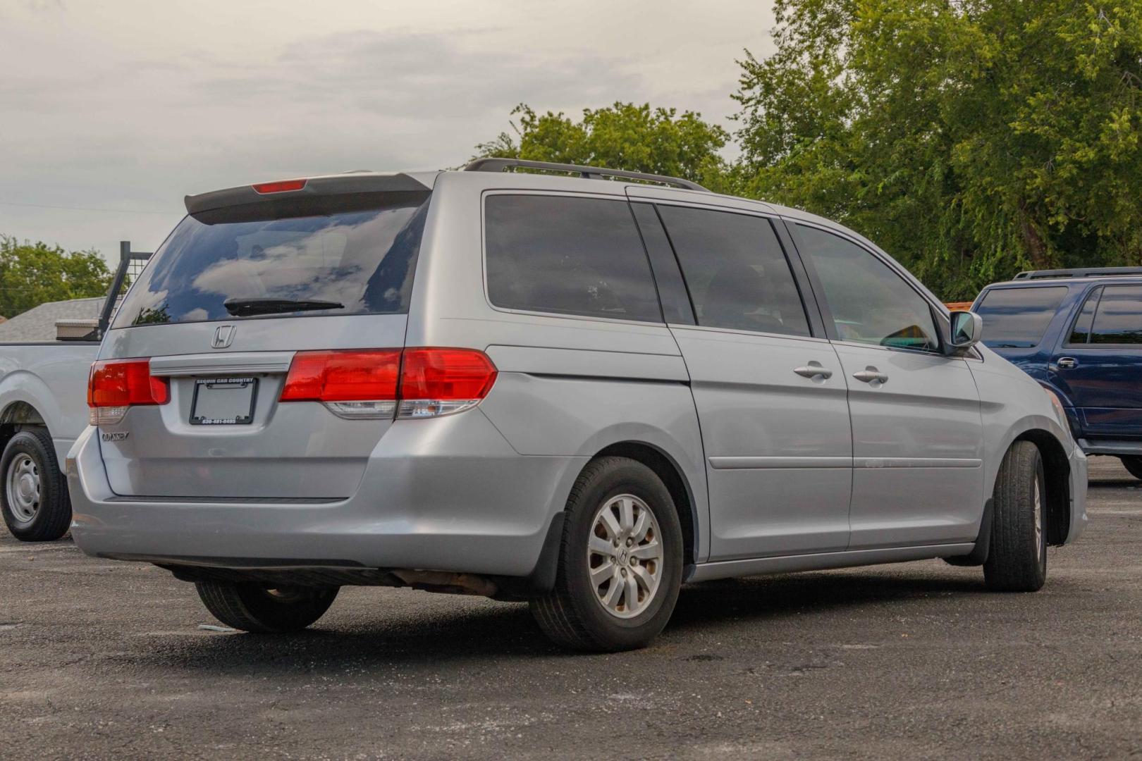 2010 SILVER HONDA ODYSSEY EX-L w/ DVD and Navigation (5FNRL3H70AB) with an 3.5L V6 SOHC 24V engine, 5-SPEED AUTOMATIC transmission, located at 420 E. Kingsbury St., Seguin, TX, 78155, (830) 401-0495, 29.581060, -97.961647 - Photo#4