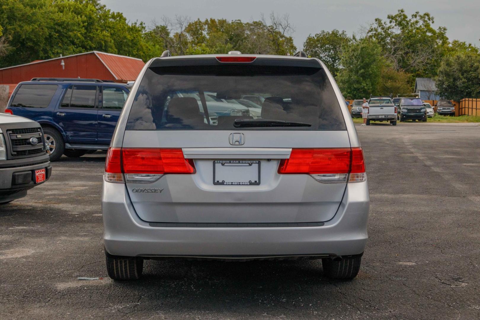 2010 SILVER HONDA ODYSSEY EX-L w/ DVD and Navigation (5FNRL3H70AB) with an 3.5L V6 SOHC 24V engine, 5-SPEED AUTOMATIC transmission, located at 420 E. Kingsbury St., Seguin, TX, 78155, (830) 401-0495, 29.581060, -97.961647 - Photo#5