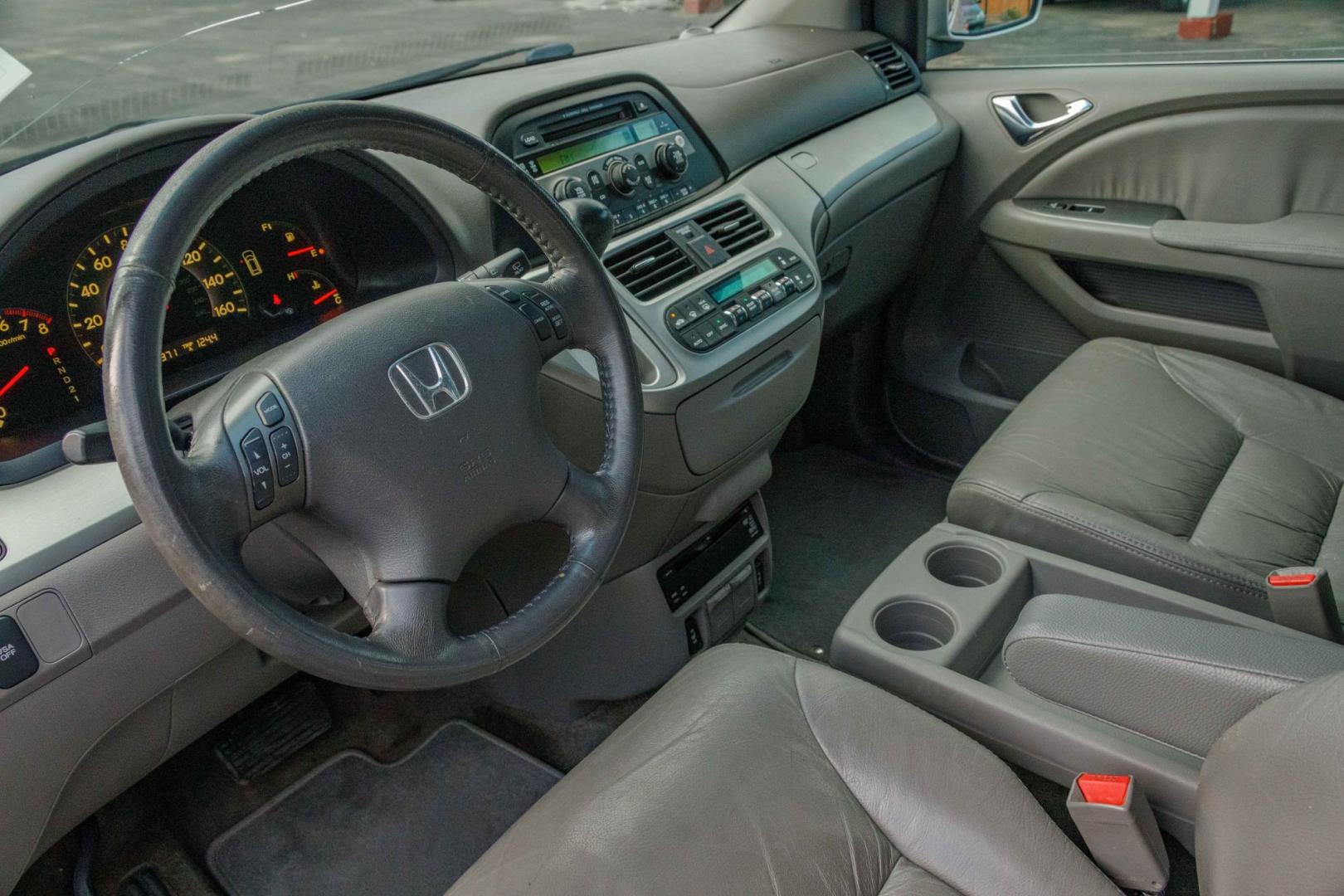 2010 SILVER HONDA ODYSSEY EX-L w/ DVD and Navigation (5FNRL3H70AB) with an 3.5L V6 SOHC 24V engine, 5-SPEED AUTOMATIC transmission, located at 420 E. Kingsbury St., Seguin, TX, 78155, (830) 401-0495, 29.581060, -97.961647 - Photo#7