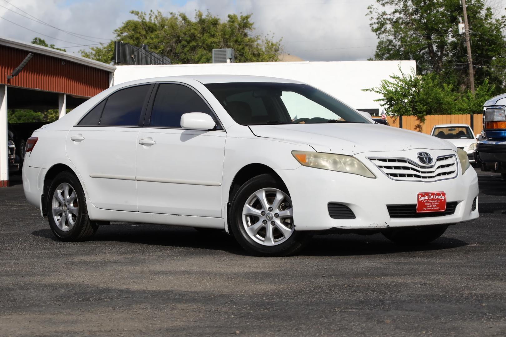 2011 WHITE TOYOTA CAMRY Base 6-Spd AT (4T4BF3EK1BR) with an 2.5L L4 DOHC 16V engine, 6-SPEED AUTOMATIC transmission, located at 420 E. Kingsbury St., Seguin, TX, 78155, (830) 401-0495, 29.581060, -97.961647 - Photo#1