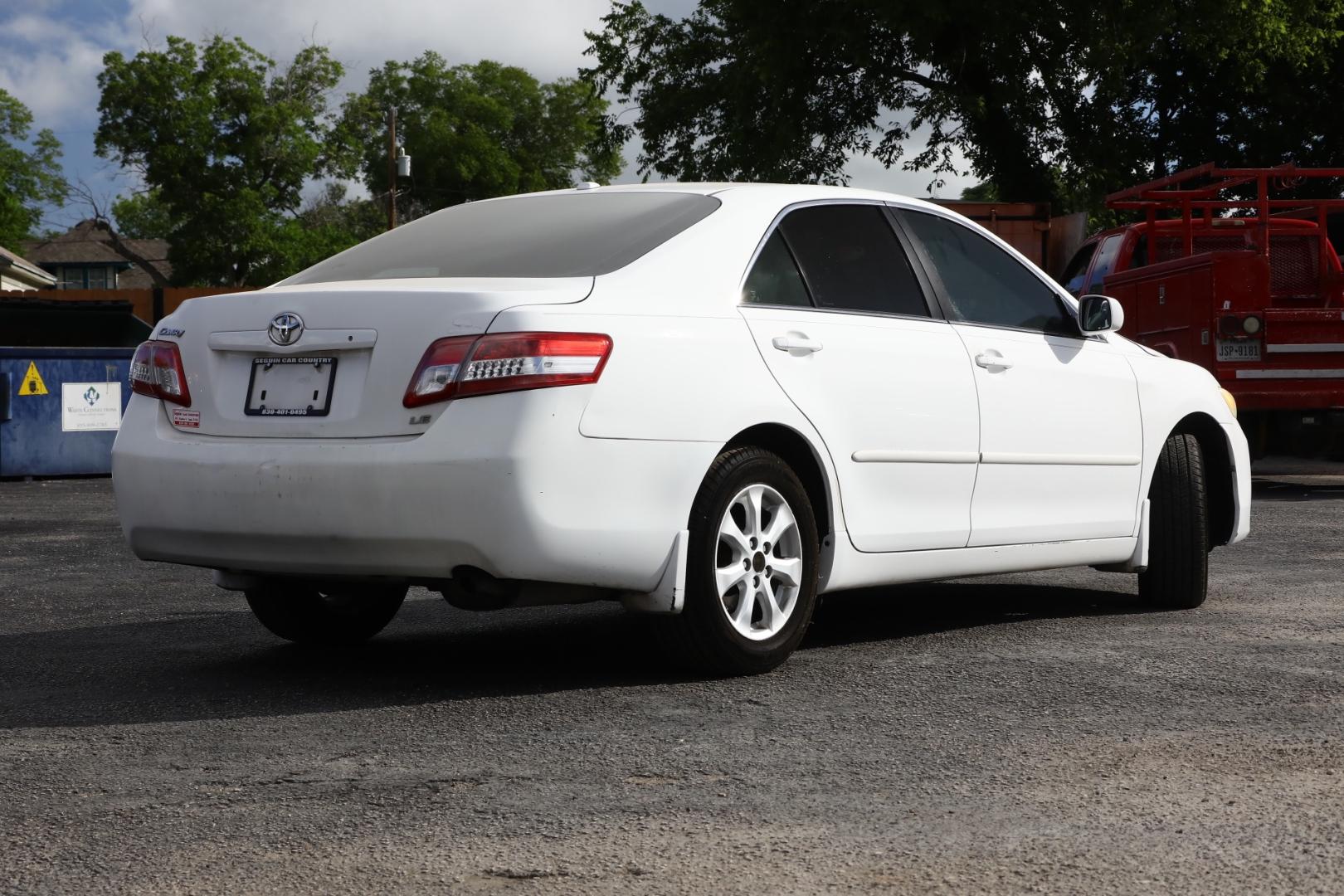 2011 WHITE TOYOTA CAMRY Base 6-Spd AT (4T4BF3EK1BR) with an 2.5L L4 DOHC 16V engine, 6-SPEED AUTOMATIC transmission, located at 420 E. Kingsbury St., Seguin, TX, 78155, (830) 401-0495, 29.581060, -97.961647 - Photo#4