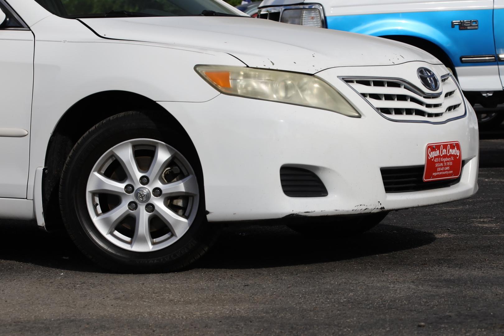 2011 WHITE TOYOTA CAMRY Base 6-Spd AT (4T4BF3EK1BR) with an 2.5L L4 DOHC 16V engine, 6-SPEED AUTOMATIC transmission, located at 420 E. Kingsbury St., Seguin, TX, 78155, (830) 401-0495, 29.581060, -97.961647 - Photo#3