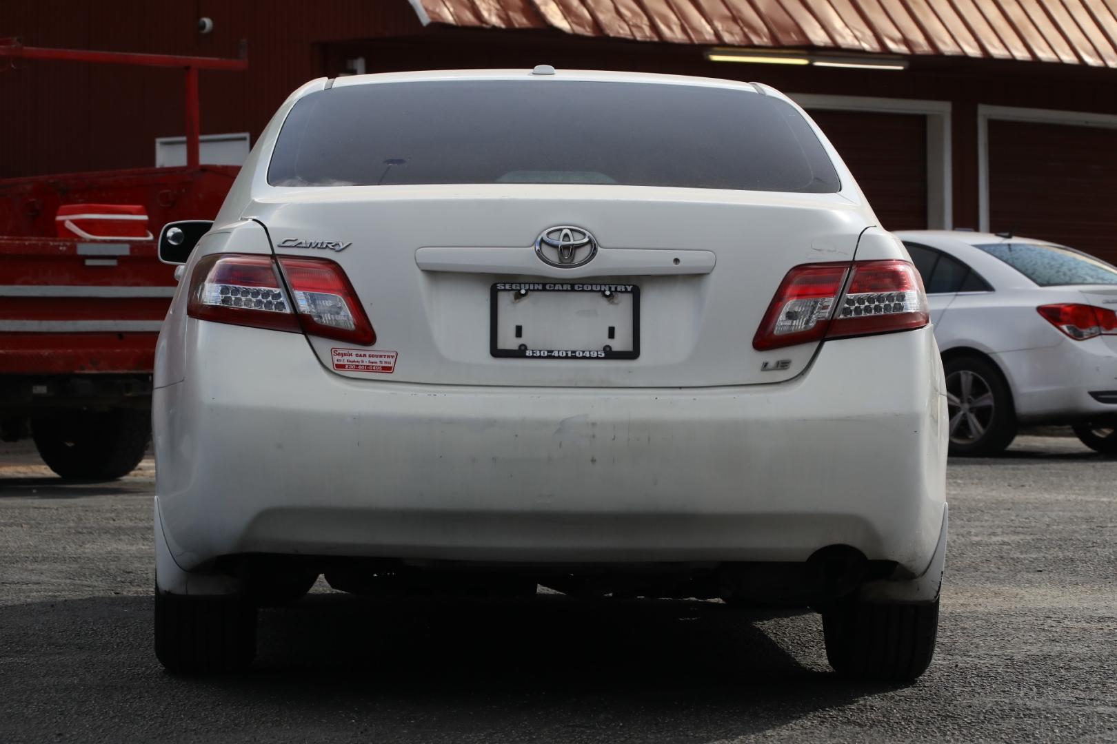 2011 WHITE TOYOTA CAMRY Base 6-Spd AT (4T4BF3EK1BR) with an 2.5L L4 DOHC 16V engine, 6-SPEED AUTOMATIC transmission, located at 420 E. Kingsbury St., Seguin, TX, 78155, (830) 401-0495, 29.581060, -97.961647 - Photo#5