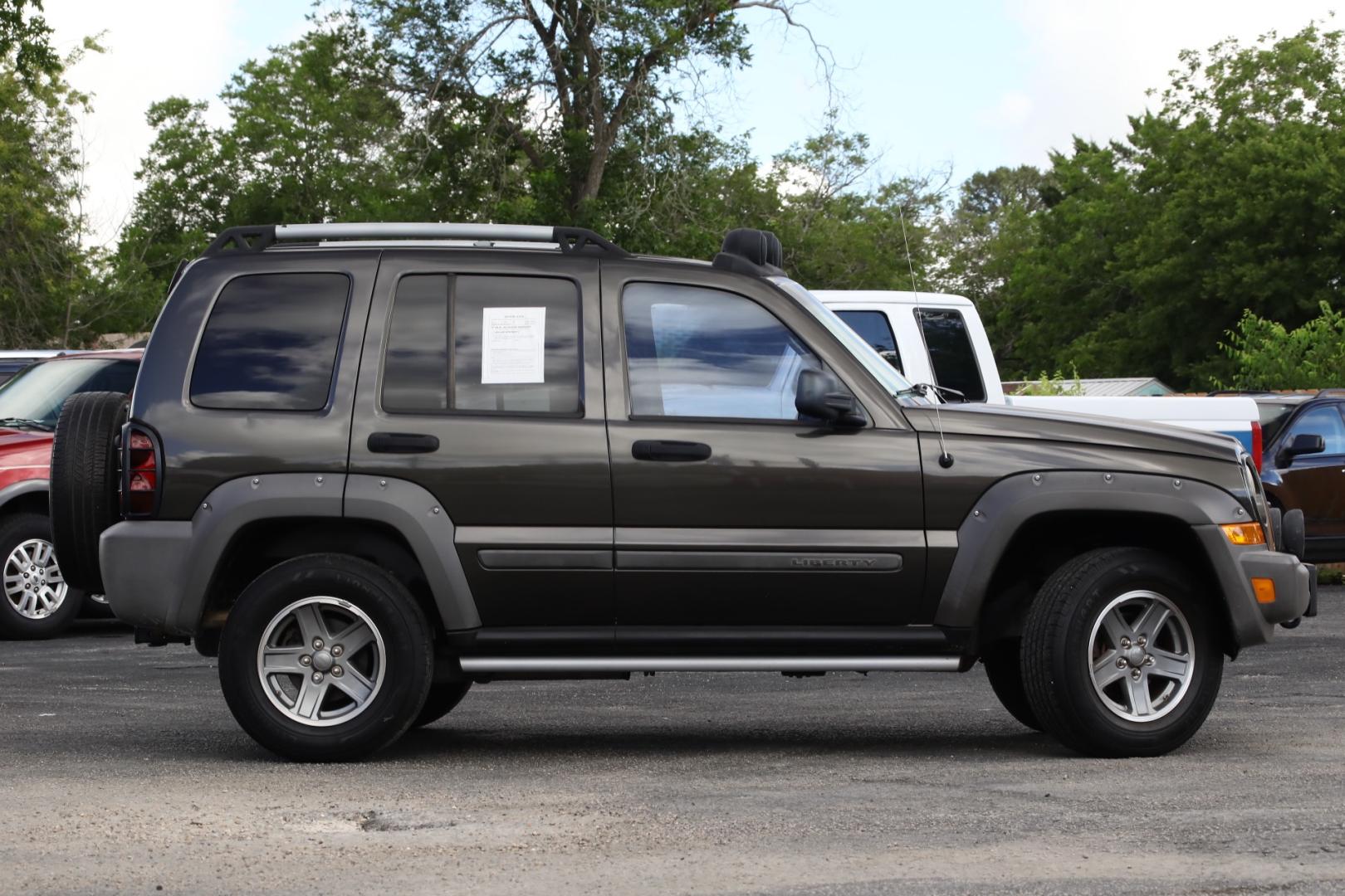 2005 GRAY JEEP LIBERTY Renegade 2WD (1J4GK38K75W) with an 3.7L V6 SOHC 12V engine, 4-SPEED AUTOMATIC OR 6-SPEED MANUAL transmission, located at 420 E. Kingsbury St., Seguin, TX, 78155, (830) 401-0495, 29.581060, -97.961647 - Photo#3