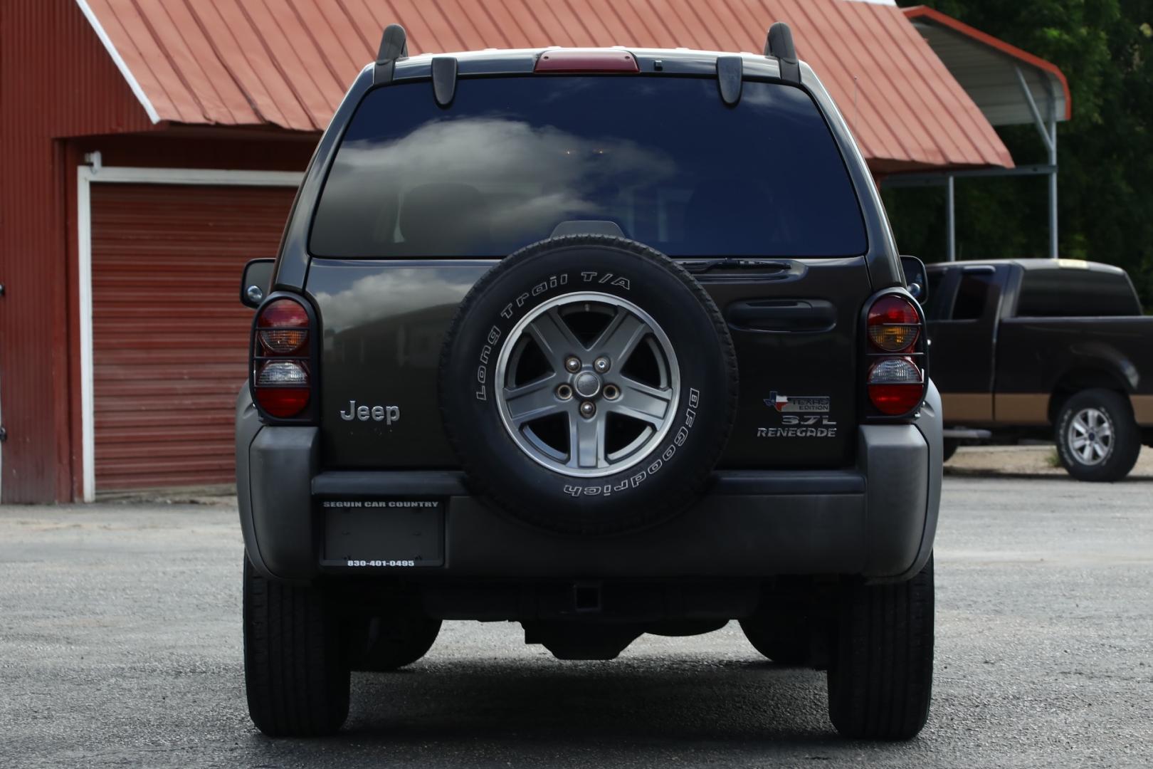 2005 GRAY JEEP LIBERTY Renegade 2WD (1J4GK38K75W) with an 3.7L V6 SOHC 12V engine, 4-SPEED AUTOMATIC OR 6-SPEED MANUAL transmission, located at 420 E. Kingsbury St., Seguin, TX, 78155, (830) 401-0495, 29.581060, -97.961647 - Photo#5