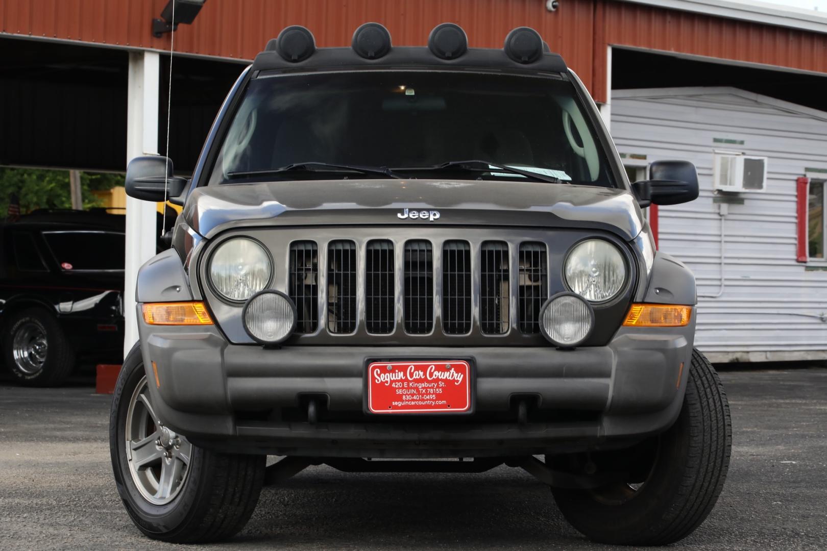 2005 GRAY JEEP LIBERTY Renegade 2WD (1J4GK38K75W) with an 3.7L V6 SOHC 12V engine, 4-SPEED AUTOMATIC OR 6-SPEED MANUAL transmission, located at 420 E. Kingsbury St., Seguin, TX, 78155, (830) 401-0495, 29.581060, -97.961647 - Photo#1