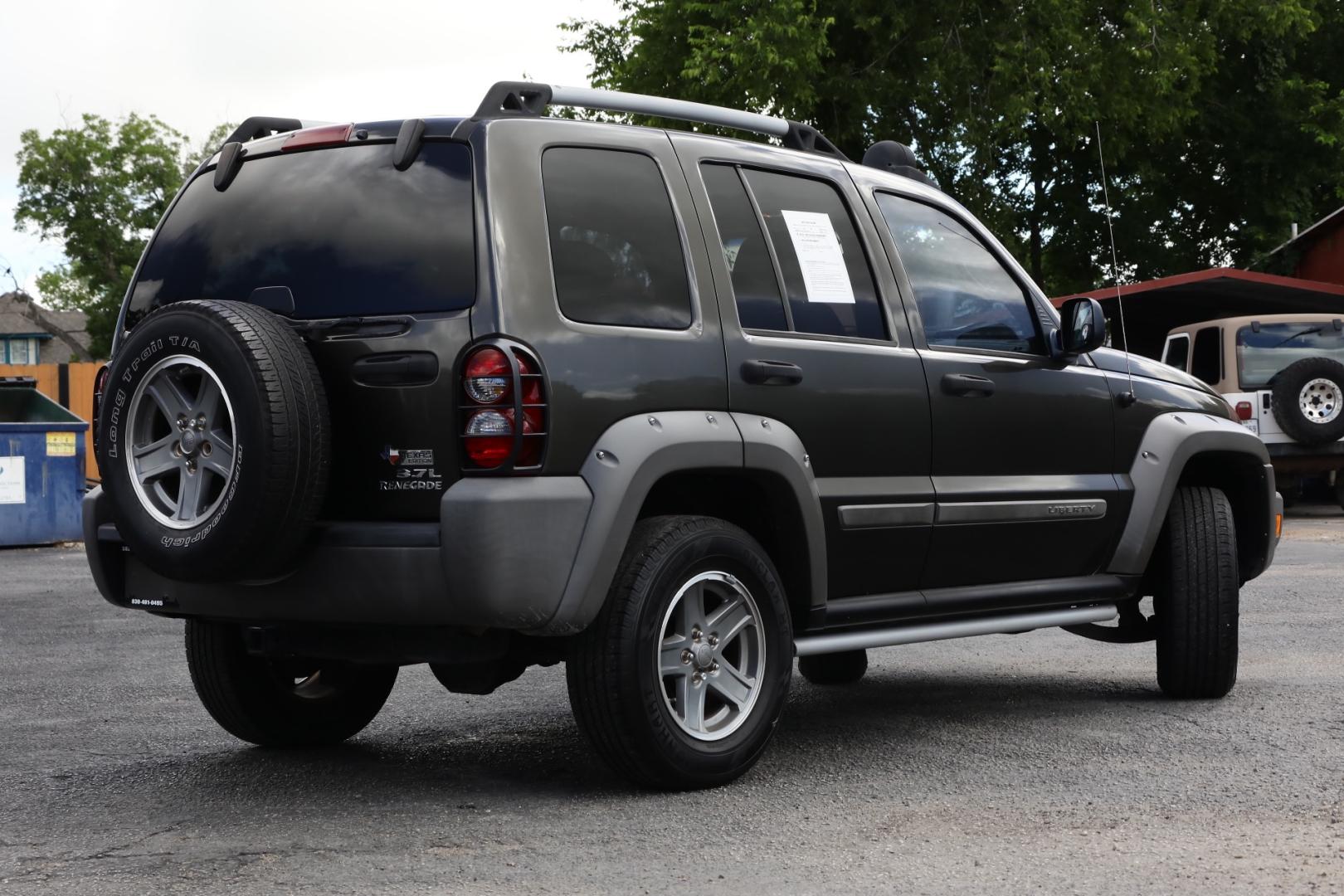 2005 GRAY JEEP LIBERTY Renegade 2WD (1J4GK38K75W) with an 3.7L V6 SOHC 12V engine, 4-SPEED AUTOMATIC OR 6-SPEED MANUAL transmission, located at 420 E. Kingsbury St., Seguin, TX, 78155, (830) 401-0495, 29.581060, -97.961647 - Photo#4