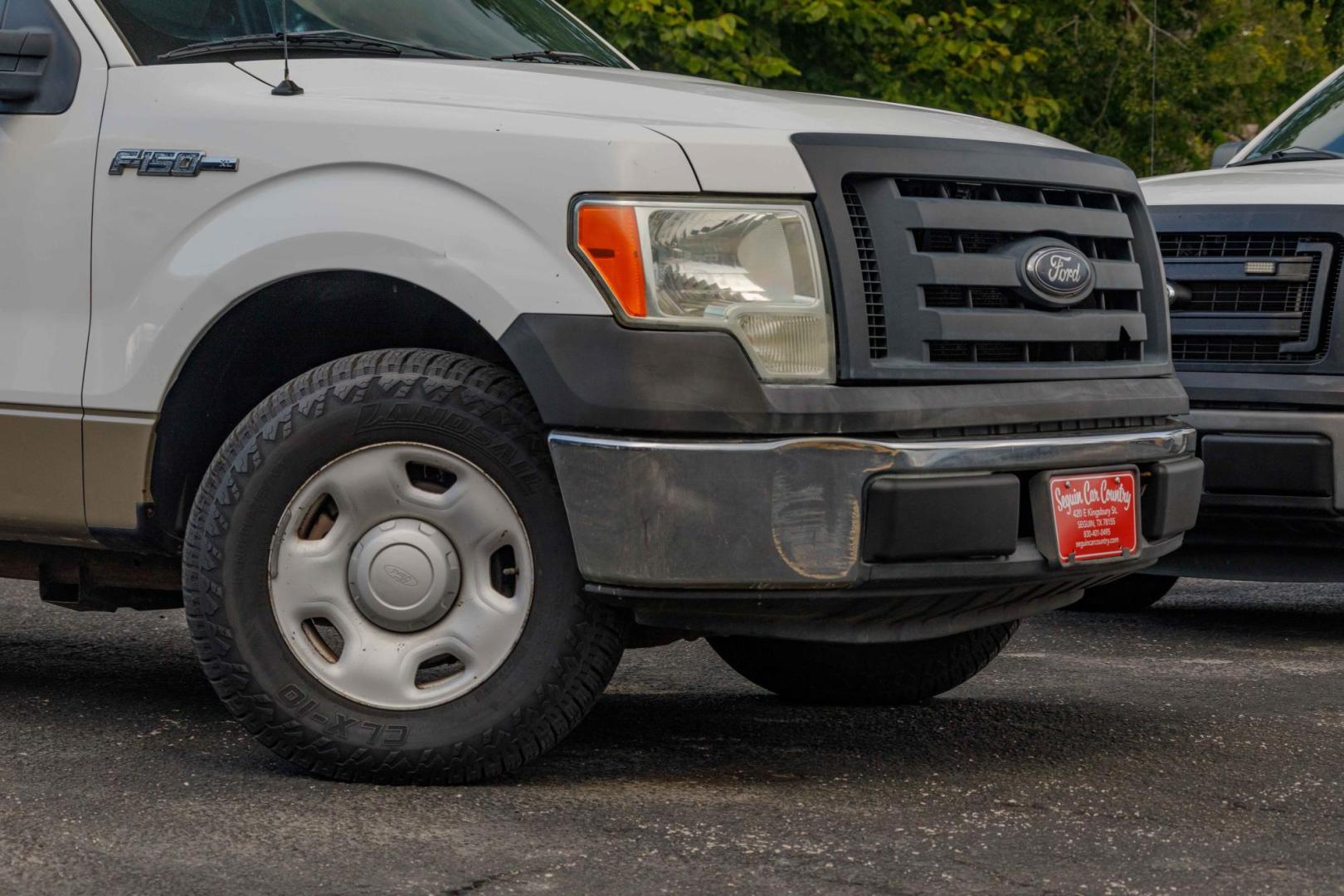 2009 WHITE FORD F-150 STX SuperCab 6.5-ft. Bed 2WD (1FTRX12W09K) with an 4.6L V8 SOHC 16V engine, 4-SPEED AUTOMATIC OR 6-SPEED AUTOMATIC transmission, located at 420 E. Kingsbury St., Seguin, TX, 78155, (830) 401-0495, 29.581060, -97.961647 - Photo#2