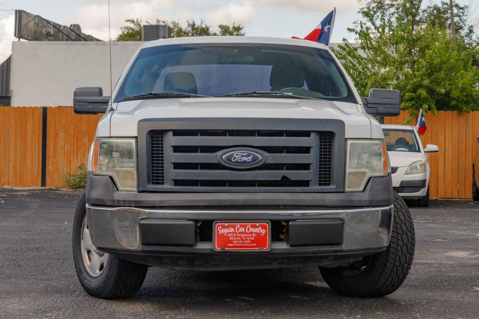 2009 WHITE FORD F-150 STX SuperCab 6.5-ft. Bed 2WD (1FTRX12W09K) with an 4.6L V8 SOHC 16V engine, 4-SPEED AUTOMATIC OR 6-SPEED AUTOMATIC transmission, located at 420 E. Kingsbury St., Seguin, TX, 78155, (830) 401-0495, 29.581060, -97.961647 - Photo#1