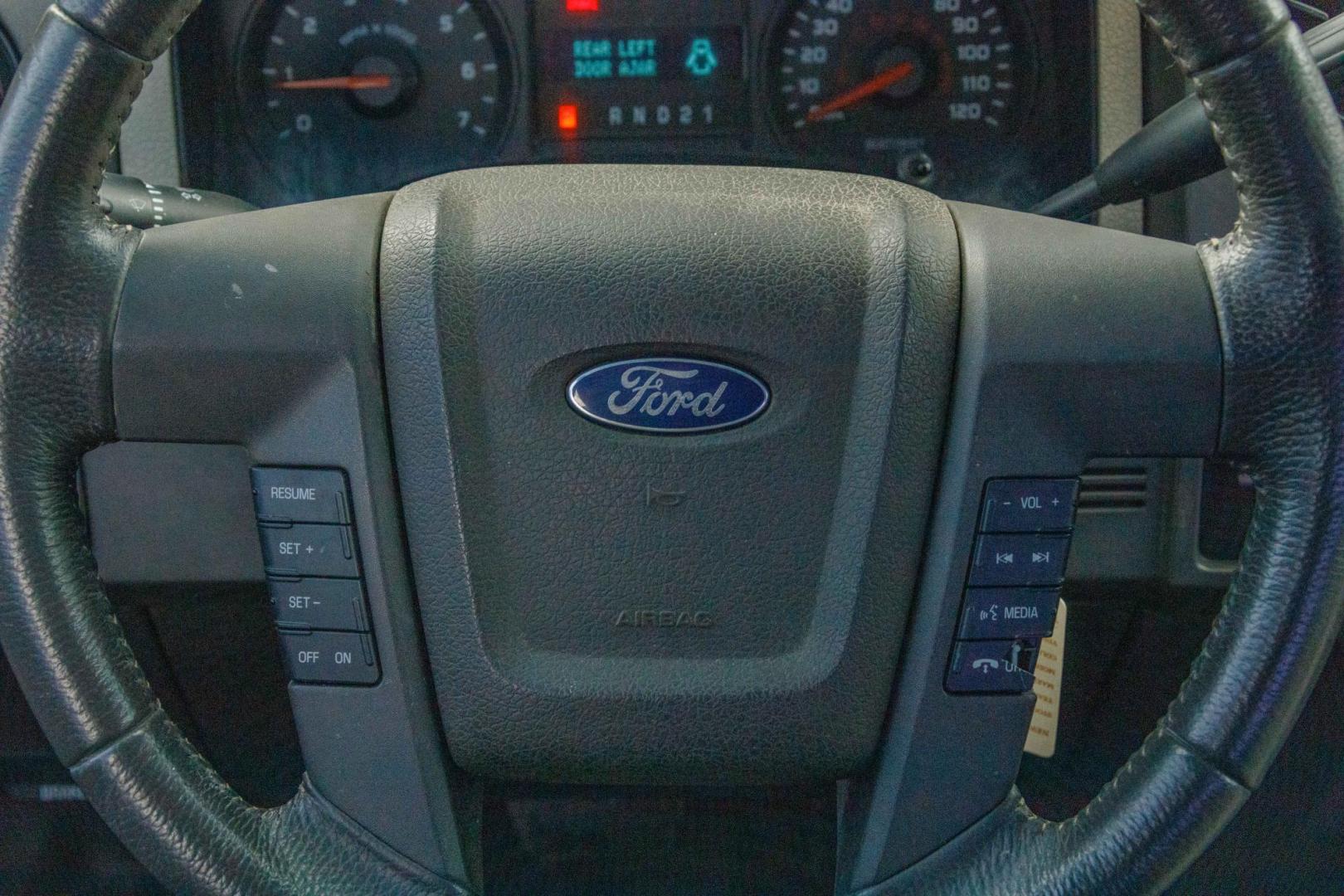 2009 WHITE FORD F-150 STX SuperCab 6.5-ft. Bed 2WD (1FTRX12W09K) with an 4.6L V8 SOHC 16V engine, 4-SPEED AUTOMATIC OR 6-SPEED AUTOMATIC transmission, located at 420 E. Kingsbury St., Seguin, TX, 78155, (830) 401-0495, 29.581060, -97.961647 - Photo#12