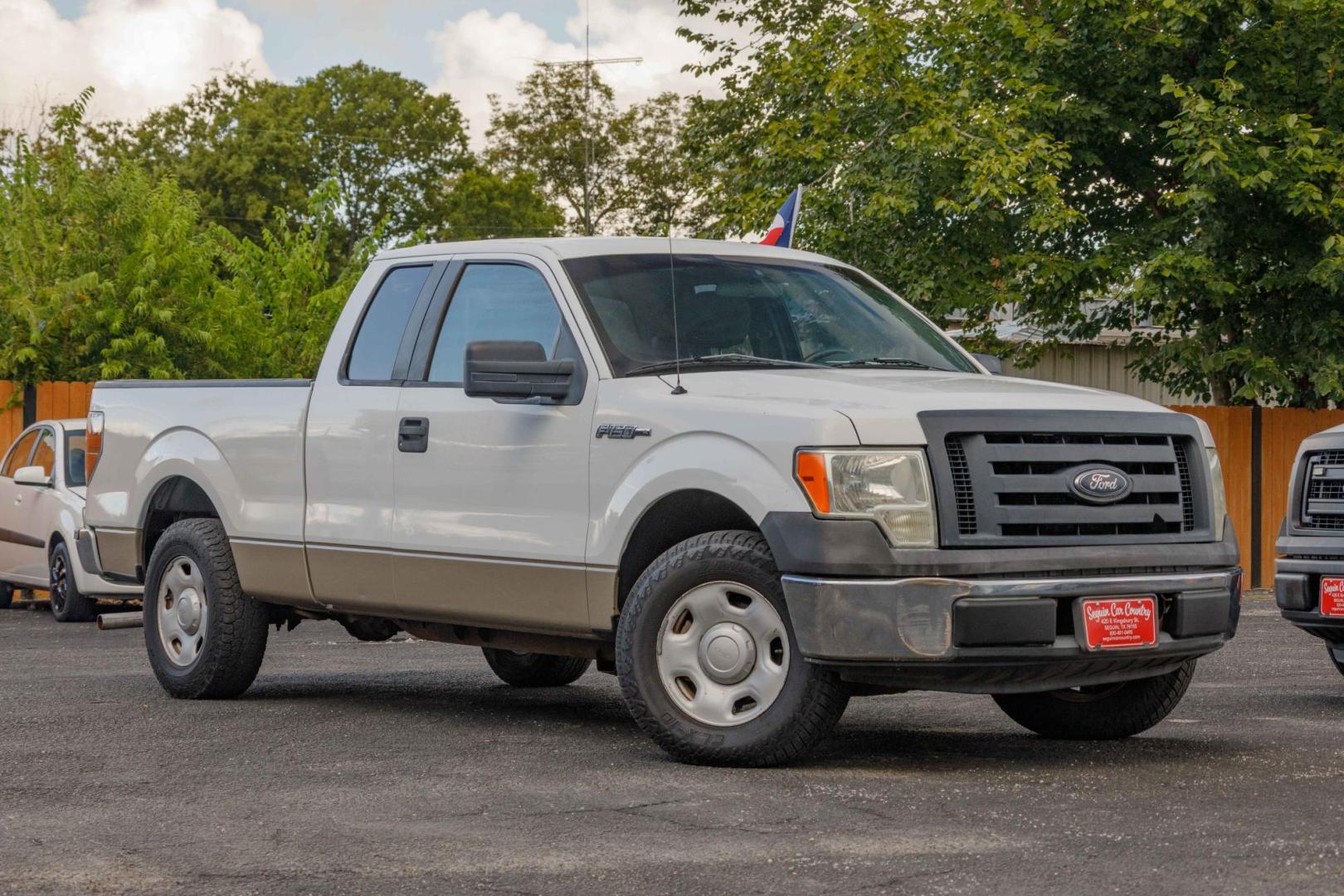 2009 WHITE FORD F-150 STX SuperCab 6.5-ft. Bed 2WD (1FTRX12W09K) with an 4.6L V8 SOHC 16V engine, 4-SPEED AUTOMATIC OR 6-SPEED AUTOMATIC transmission, located at 420 E. Kingsbury St., Seguin, TX, 78155, (830) 401-0495, 29.581060, -97.961647 - Photo#0