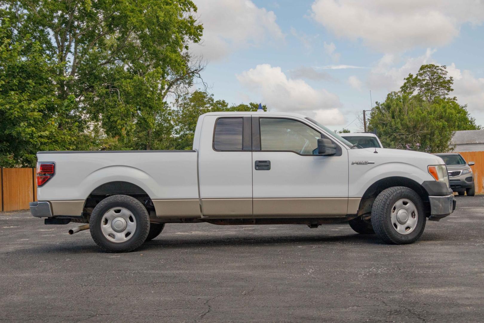 2009 WHITE FORD F-150 STX SuperCab 6.5-ft. Bed 2WD (1FTRX12W09K) with an 4.6L V8 SOHC 16V engine, 4-SPEED AUTOMATIC OR 6-SPEED AUTOMATIC transmission, located at 420 E. Kingsbury St., Seguin, TX, 78155, (830) 401-0495, 29.581060, -97.961647 - Photo#3