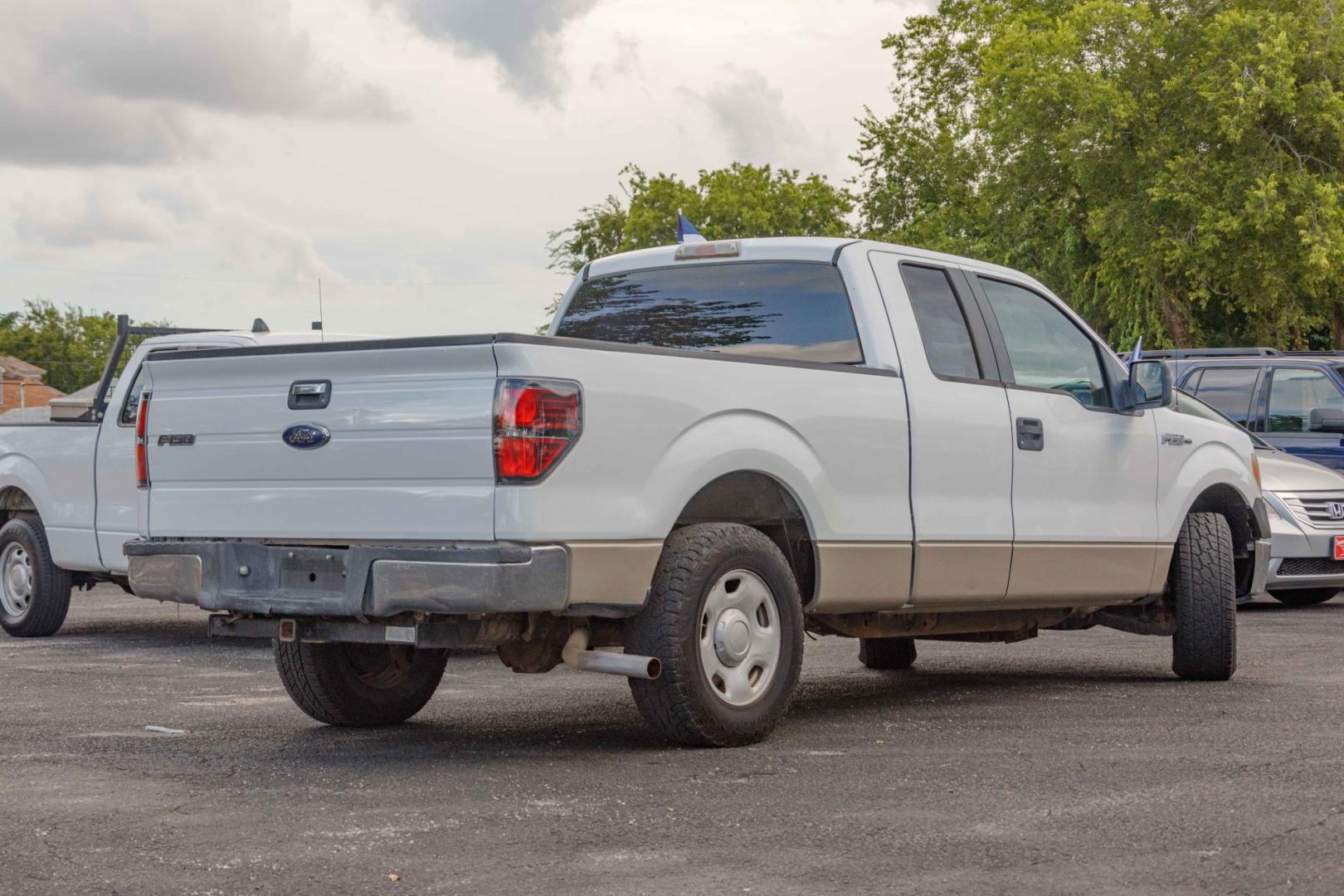 2009 WHITE FORD F-150 STX SuperCab 6.5-ft. Bed 2WD (1FTRX12W09K) with an 4.6L V8 SOHC 16V engine, 4-SPEED AUTOMATIC OR 6-SPEED AUTOMATIC transmission, located at 420 E. Kingsbury St., Seguin, TX, 78155, (830) 401-0495, 29.581060, -97.961647 - Photo#4