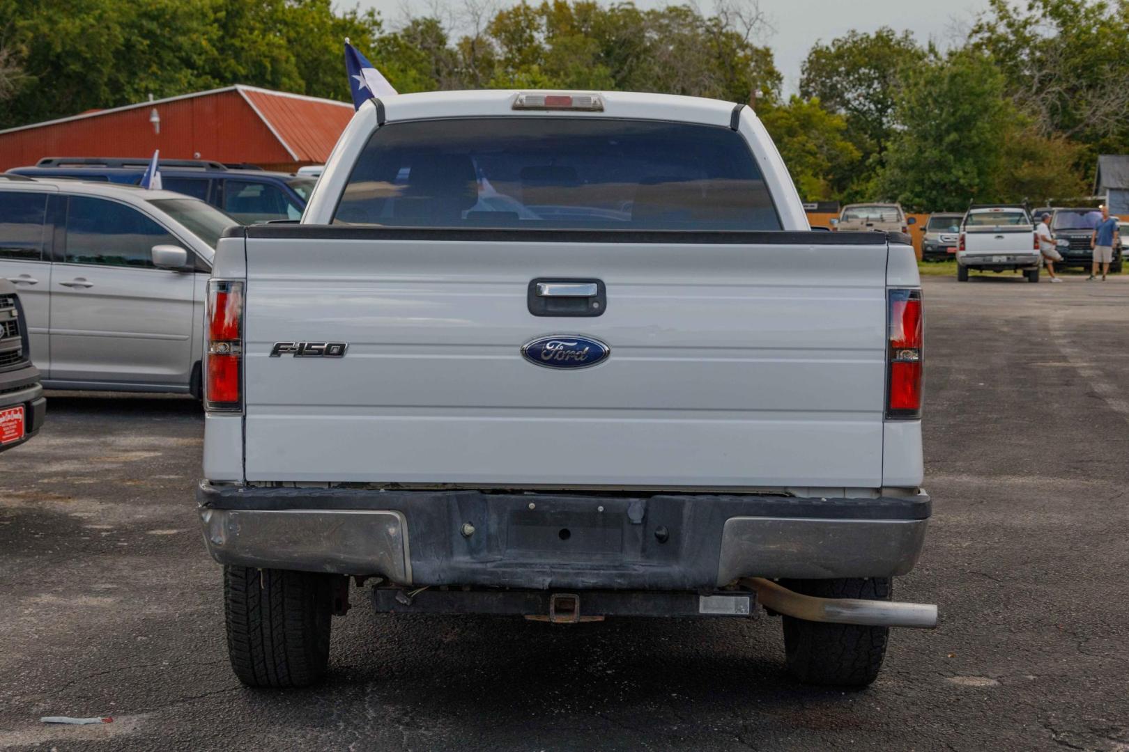 2009 WHITE FORD F-150 STX SuperCab 6.5-ft. Bed 2WD (1FTRX12W09K) with an 4.6L V8 SOHC 16V engine, 4-SPEED AUTOMATIC OR 6-SPEED AUTOMATIC transmission, located at 420 E. Kingsbury St., Seguin, TX, 78155, (830) 401-0495, 29.581060, -97.961647 - Photo#5