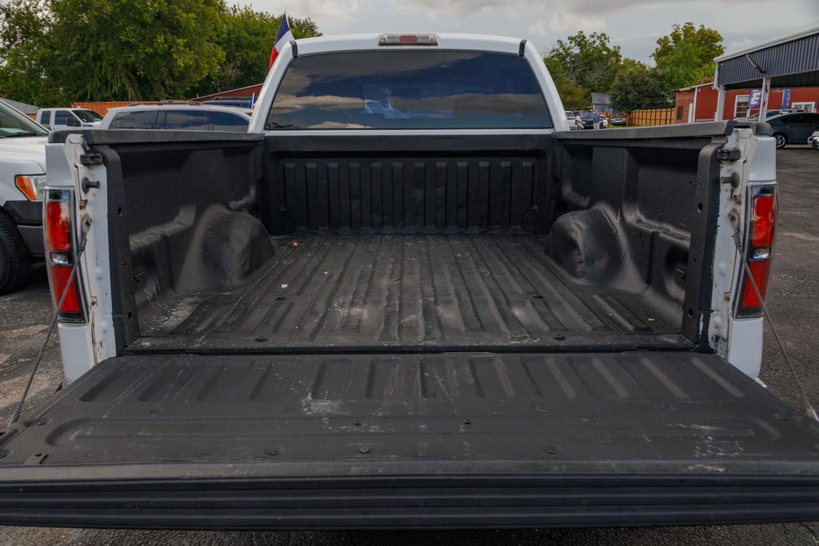 2009 WHITE FORD F-150 STX SuperCab 6.5-ft. Bed 2WD (1FTRX12W09K) with an 4.6L V8 SOHC 16V engine, 4-SPEED AUTOMATIC OR 6-SPEED AUTOMATIC transmission, located at 420 E. Kingsbury St., Seguin, TX, 78155, (830) 401-0495, 29.581060, -97.961647 - Photo#6