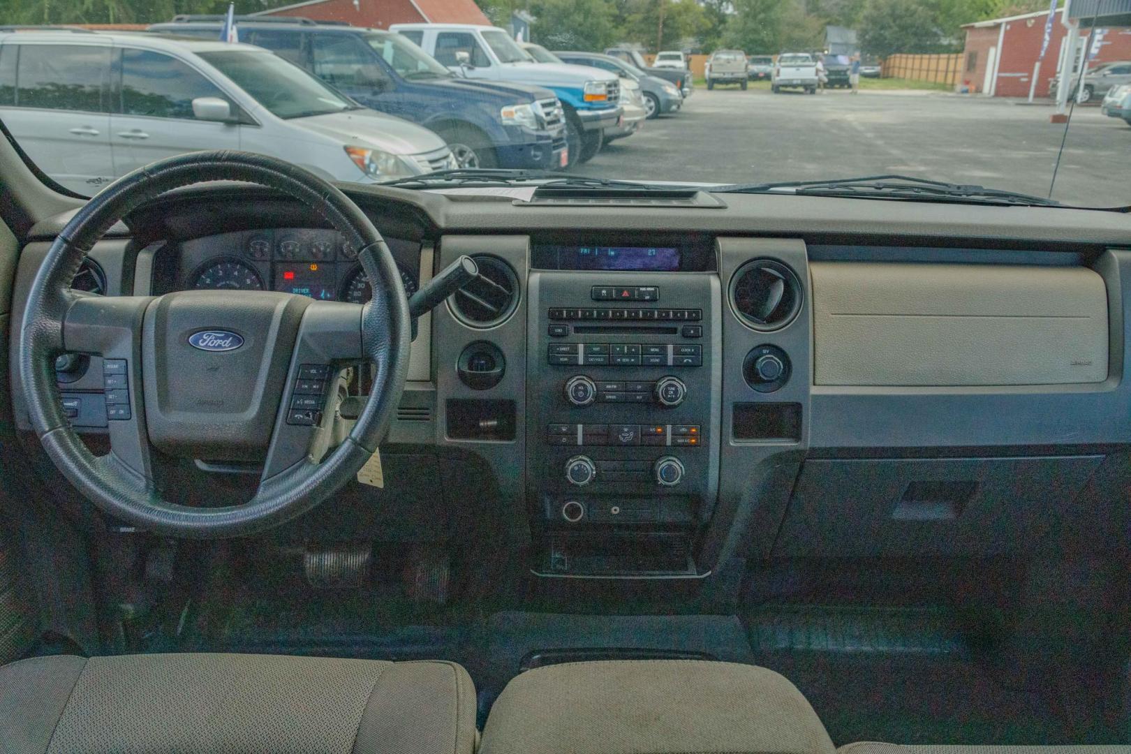 2009 WHITE FORD F-150 STX SuperCab 6.5-ft. Bed 2WD (1FTRX12W09K) with an 4.6L V8 SOHC 16V engine, 4-SPEED AUTOMATIC OR 6-SPEED AUTOMATIC transmission, located at 420 E. Kingsbury St., Seguin, TX, 78155, (830) 401-0495, 29.581060, -97.961647 - Photo#10