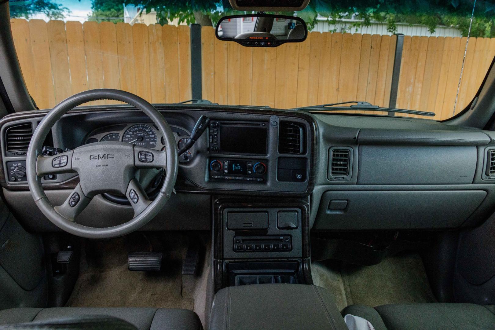 2006 SILVER GMC YUKON DENALI XL AWD (1GKFK66U66J) with an 6.0L V8 OHV 16V engine, 4-SPEED AUTOMATIC transmission, located at 420 E. Kingsbury St., Seguin, TX, 78155, (830) 401-0495, 29.581060, -97.961647 - Photo#12