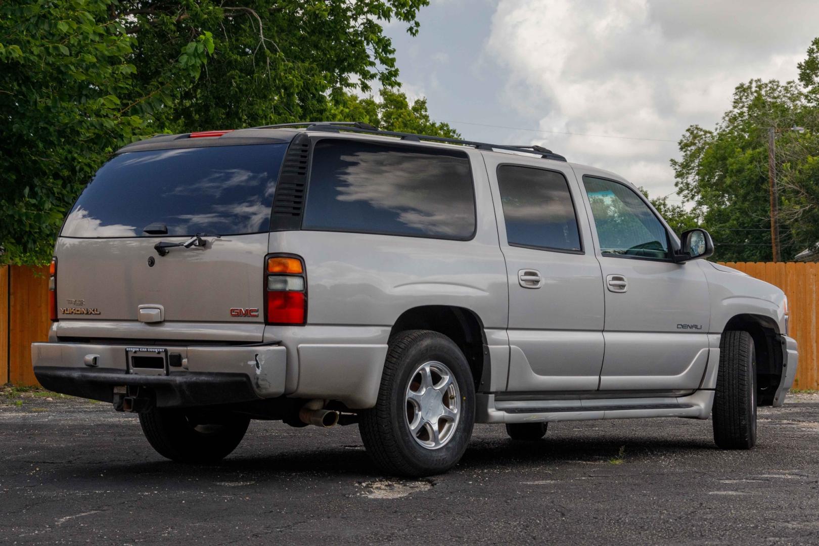 2006 SILVER GMC YUKON DENALI XL AWD (1GKFK66U66J) with an 6.0L V8 OHV 16V engine, 4-SPEED AUTOMATIC transmission, located at 420 E. Kingsbury St., Seguin, TX, 78155, (830) 401-0495, 29.581060, -97.961647 - Photo#4