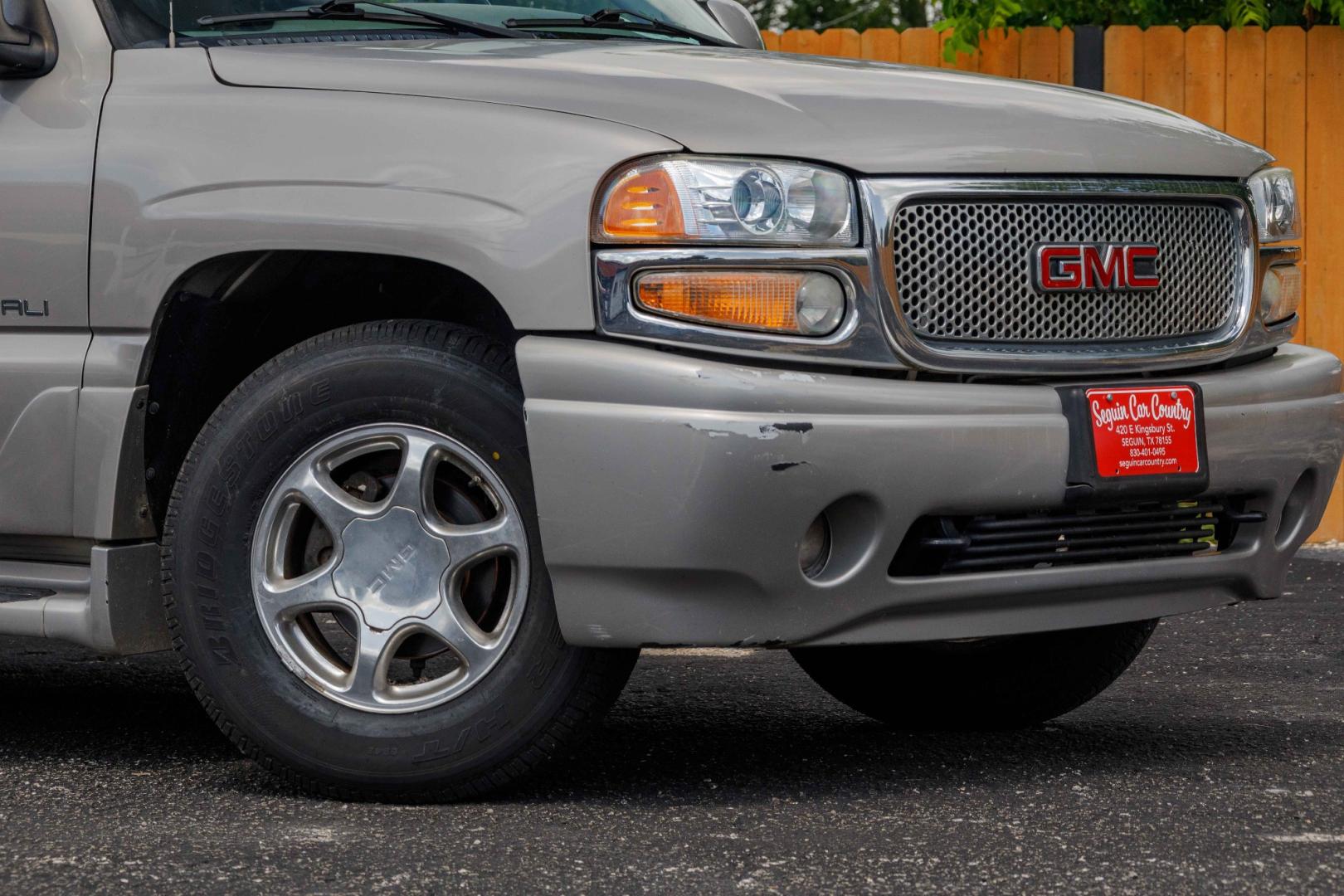 2006 SILVER GMC YUKON DENALI XL AWD (1GKFK66U66J) with an 6.0L V8 OHV 16V engine, 4-SPEED AUTOMATIC transmission, located at 420 E. Kingsbury St., Seguin, TX, 78155, (830) 401-0495, 29.581060, -97.961647 - Photo#2