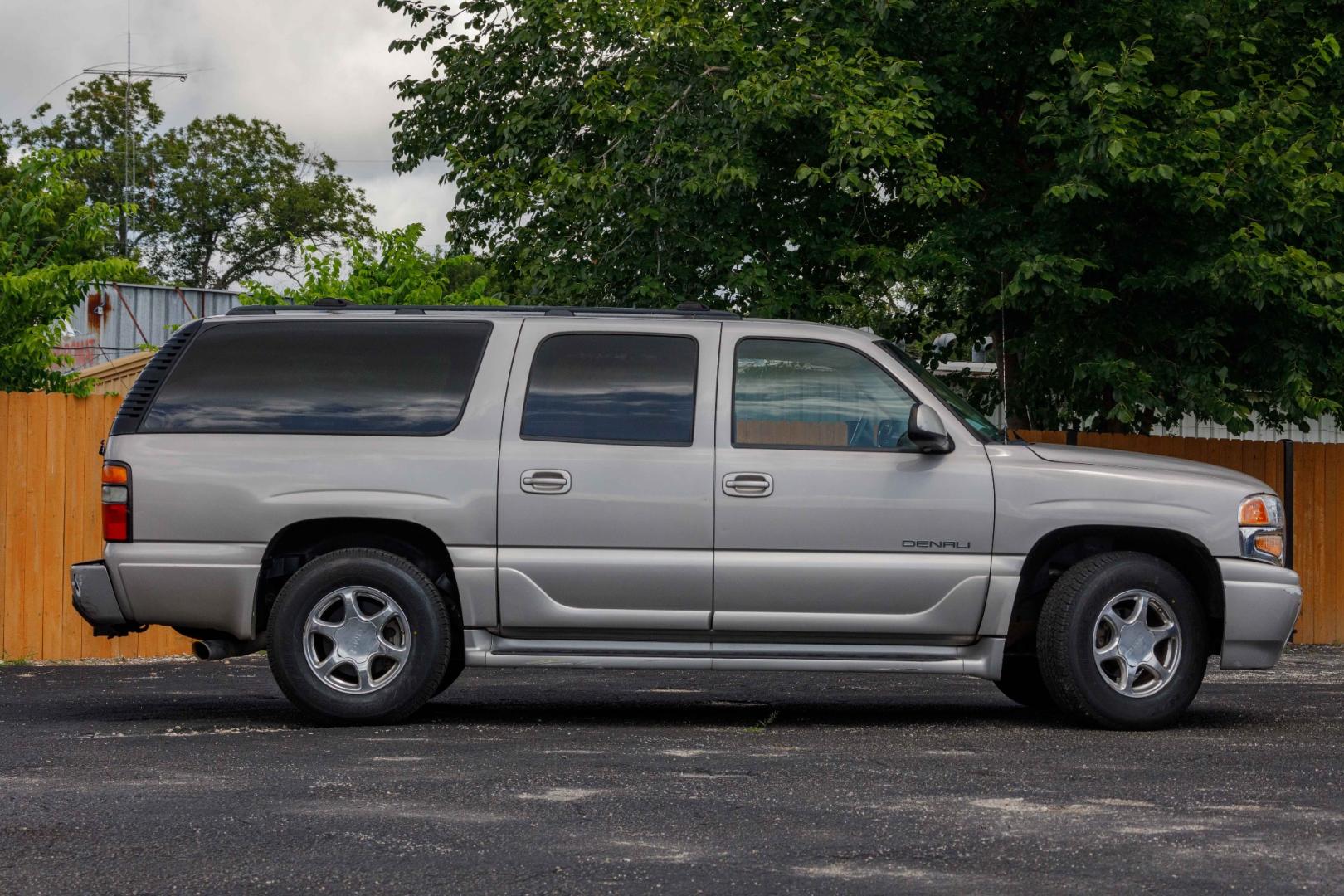 2006 SILVER GMC YUKON DENALI XL AWD (1GKFK66U66J) with an 6.0L V8 OHV 16V engine, 4-SPEED AUTOMATIC transmission, located at 420 E. Kingsbury St., Seguin, TX, 78155, (830) 401-0495, 29.581060, -97.961647 - Photo#3