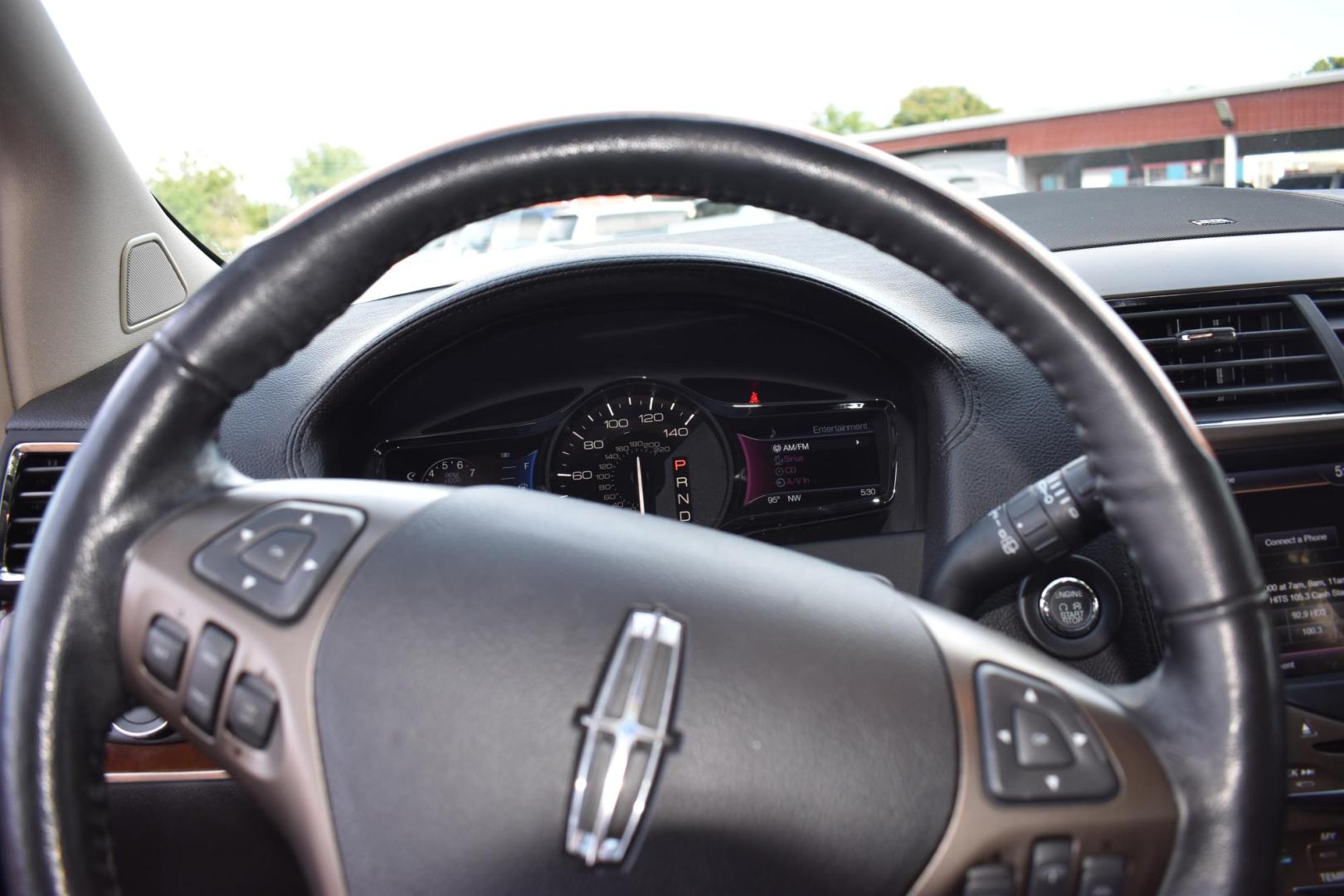 2012 BLACK /BLACK LINCOLN MKX FWD (2LMDJ6JK5CB) with an 3.7L 6 CYLINDER engine, 6 SPEED AUTO transmission, located at 420 E. Kingsbury St., Seguin, TX, 78155, (830) 401-0495, 29.581060, -97.961647 - Photo#4