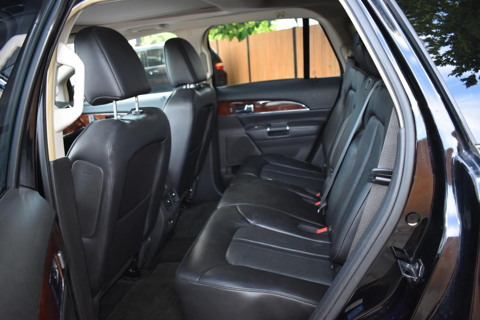 2012 BLACK /BLACK LINCOLN MKX FWD (2LMDJ6JK5CB) with an 3.7L 6 CYLINDER engine, 6 SPEED AUTO transmission, located at 420 E. Kingsbury St., Seguin, TX, 78155, (830) 401-0495, 29.581060, -97.961647 - Photo#5