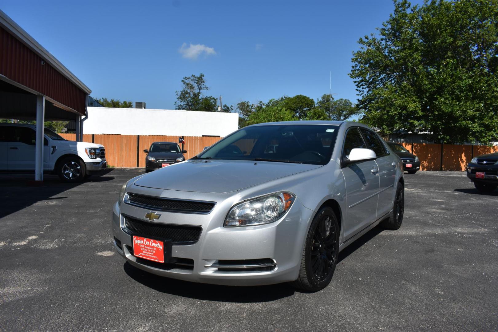 2009 /BLACK CHEVROLET MALIBU LT1 (1G1ZJ577894) with an 3.6L V6 DOHC 24V engine, 6-Speed Automatic transmission, located at 420 E. Kingsbury St., Seguin, TX, 78155, (830) 401-0495, 29.581060, -97.961647 - Photo#2