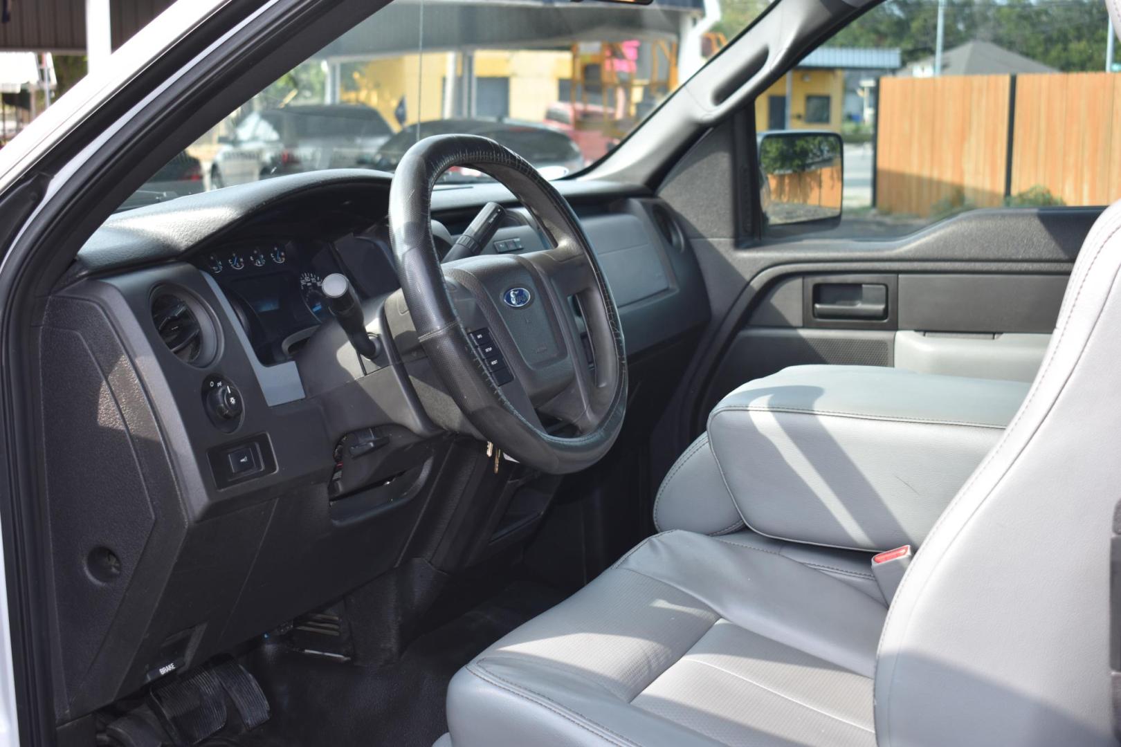 2013 WHITE Ford F-150 Lariat SuperCab 6.5-ft. Bed 2WD (1FTFX1CF3DK) with an 5.0L V8 engine, 6-Speed Automatic transmission, located at 420 E. Kingsbury St., Seguin, TX, 78155, (830) 401-0495, 29.581060, -97.961647 - Photo#2