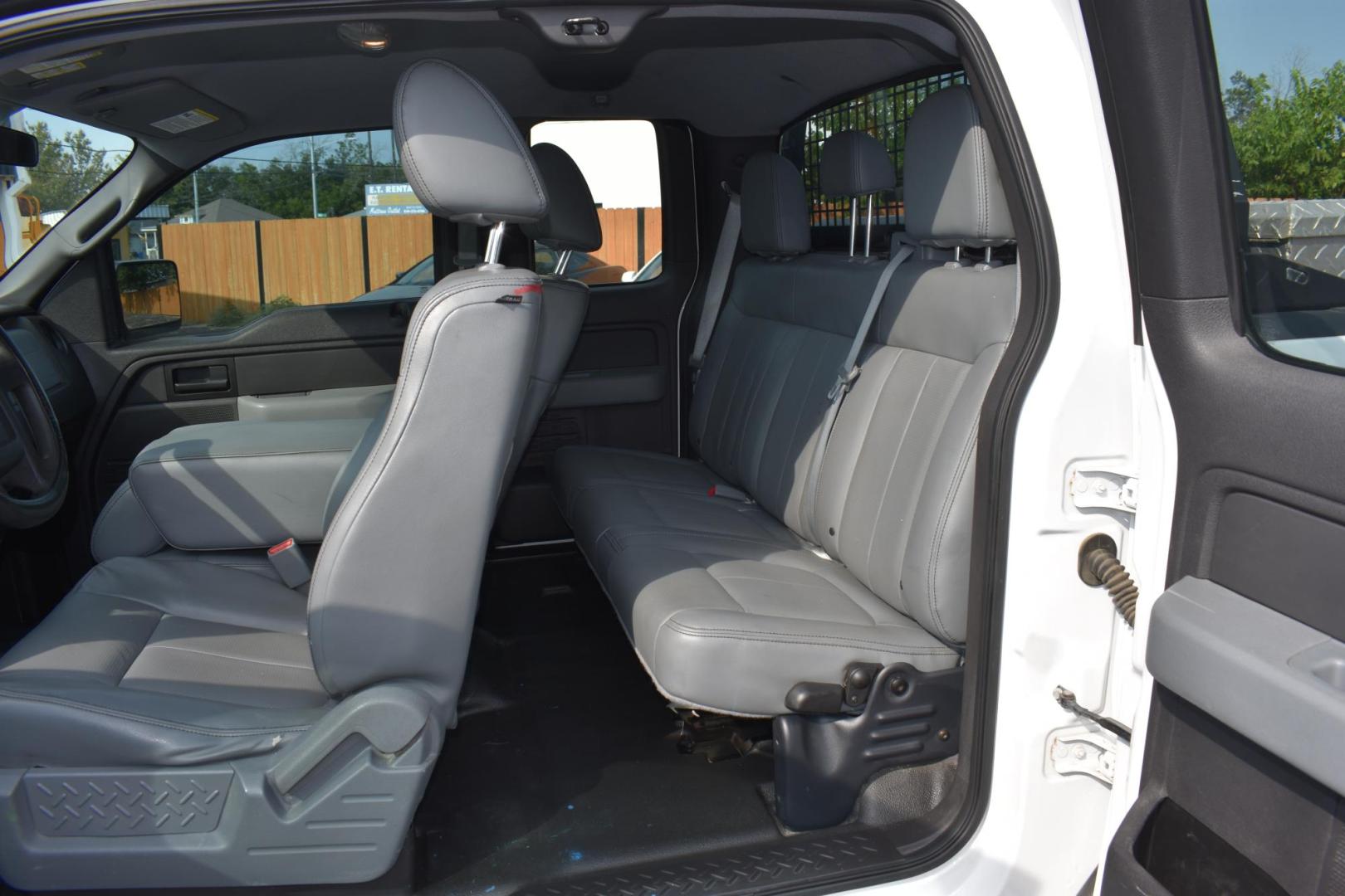 2013 WHITE Ford F-150 Lariat SuperCab 6.5-ft. Bed 2WD (1FTFX1CF3DK) with an 5.0L V8 engine, 6-Speed Automatic transmission, located at 420 E. Kingsbury St., Seguin, TX, 78155, (830) 401-0495, 29.581060, -97.961647 - Photo#3