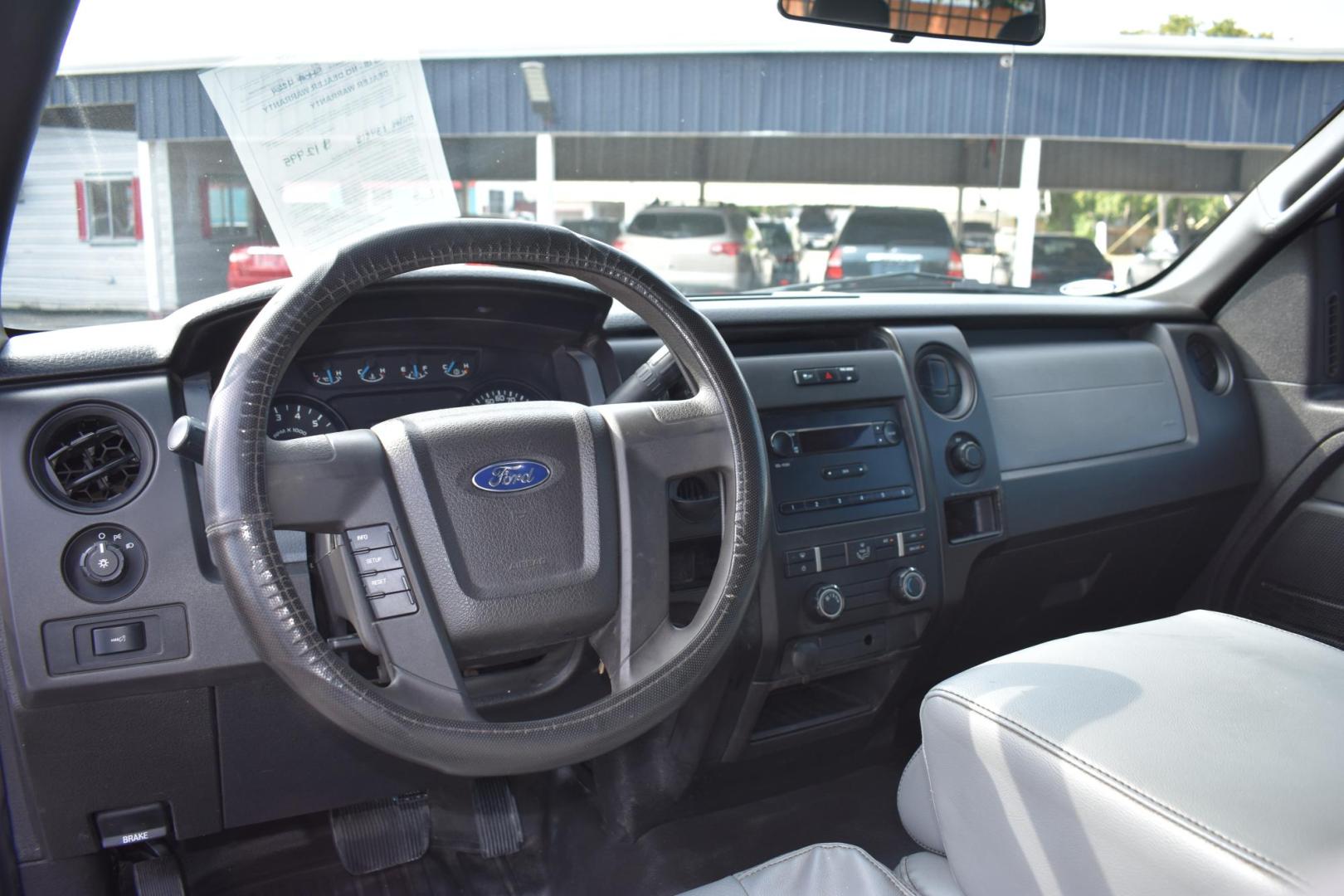 2013 WHITE Ford F-150 Lariat SuperCab 6.5-ft. Bed 2WD (1FTFX1CF3DK) with an 5.0L V8 engine, 6-Speed Automatic transmission, located at 420 E. Kingsbury St., Seguin, TX, 78155, (830) 401-0495, 29.581060, -97.961647 - Photo#4